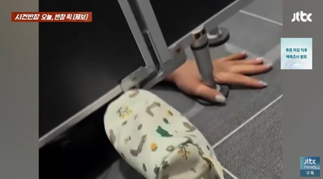 "귀신 아니었어?"…화장실 칸막이 아래 女 머리카락