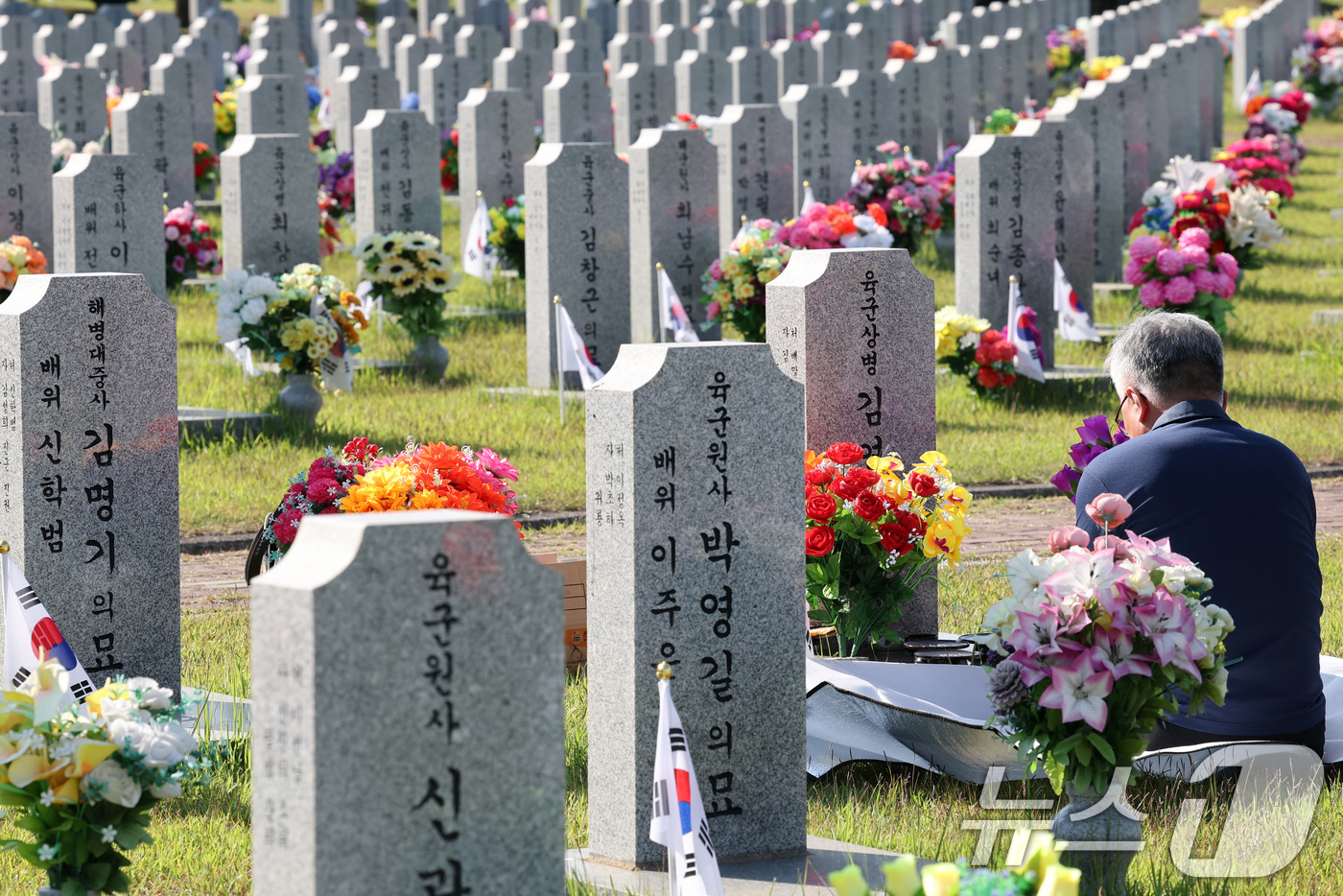 (대전=뉴스1) 김기태 기자 = 현충일을 사흘 앞둔 3일 대전 유성구 국립대전현충원을 찾은 참배객들이 참배하고 있다. 2025.6.3/뉴스1