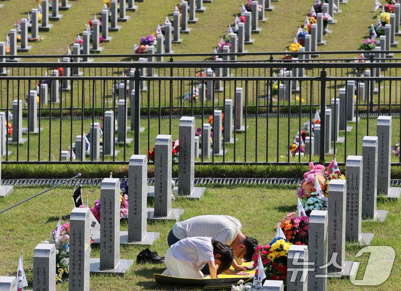 본문 이미지 - 현충일을 사흘 앞둔 3일 대전 유성구 국립대전현충원을 찾은 참배객들이 참배하고 있다. 2025.6.3/뉴스1 ⓒ News1 김기태 기자