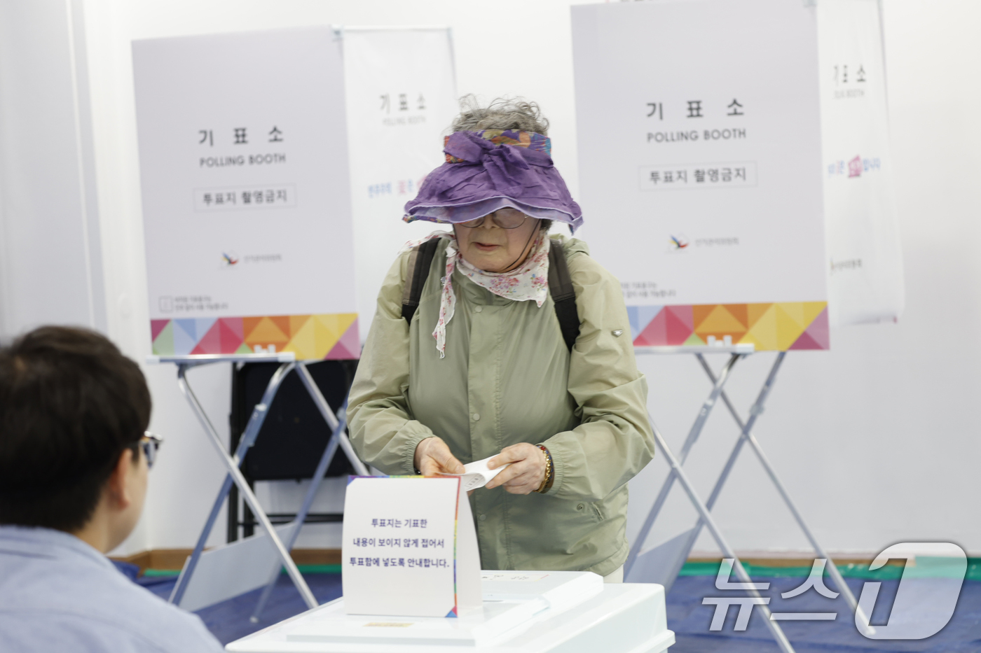 (광주=뉴스1) 김태성 기자 = 제21대 대통령선거일인 3일 오후 광주시 동구 학운동 제1투표소(청소년수련관)에서 유권자들이 투표를 하고 있다. 2025.6.3/뉴스1