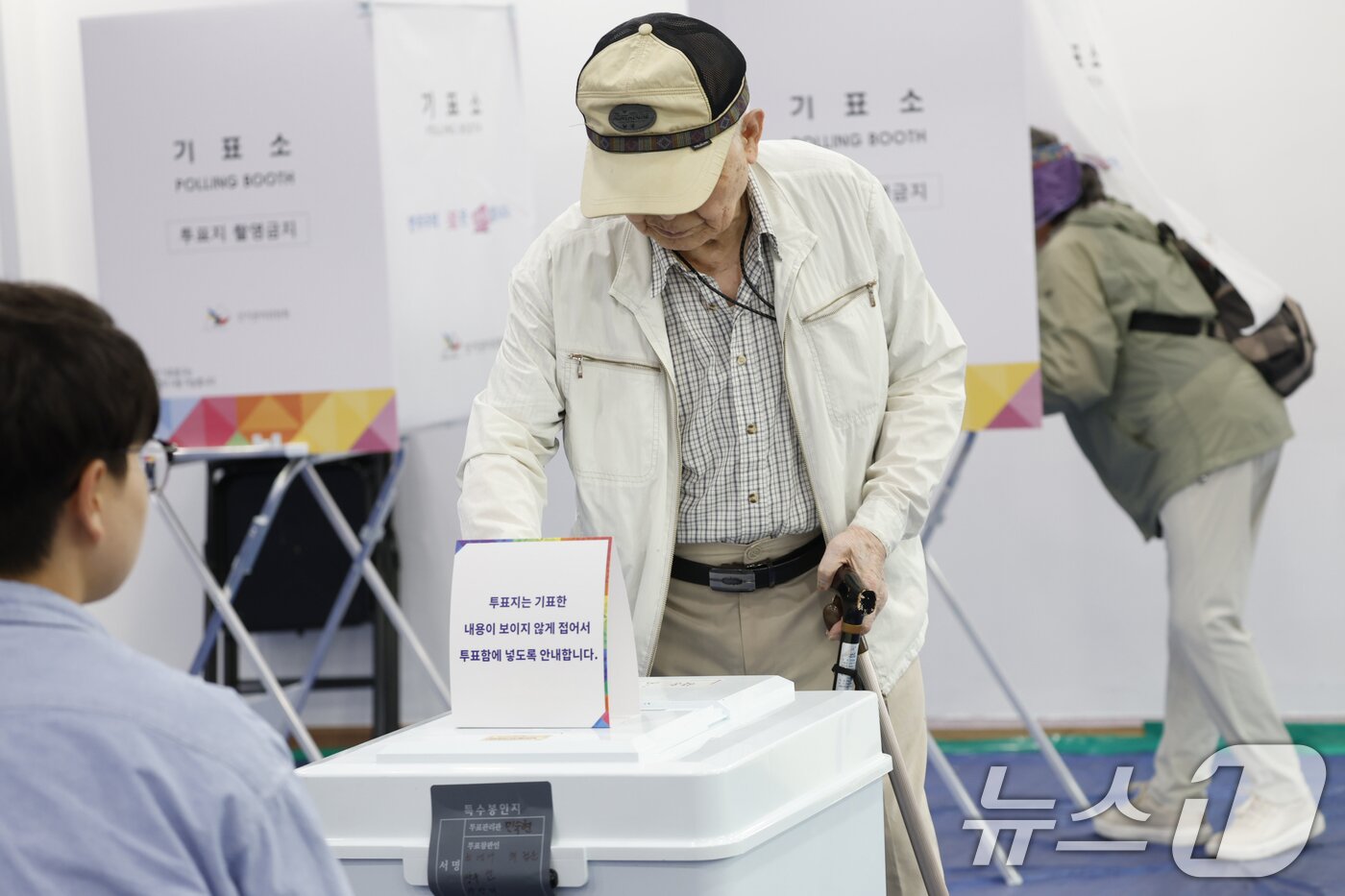 본문 이미지 - 제21대 대통령선거일인 3일 오후 광주시 동구 학운동 제1투표소&#40;청소년수련관&#41;에서 유권자들이 투표를 하고 있다. 2025.6.3/뉴스1 ⓒ News1 김태성 기자