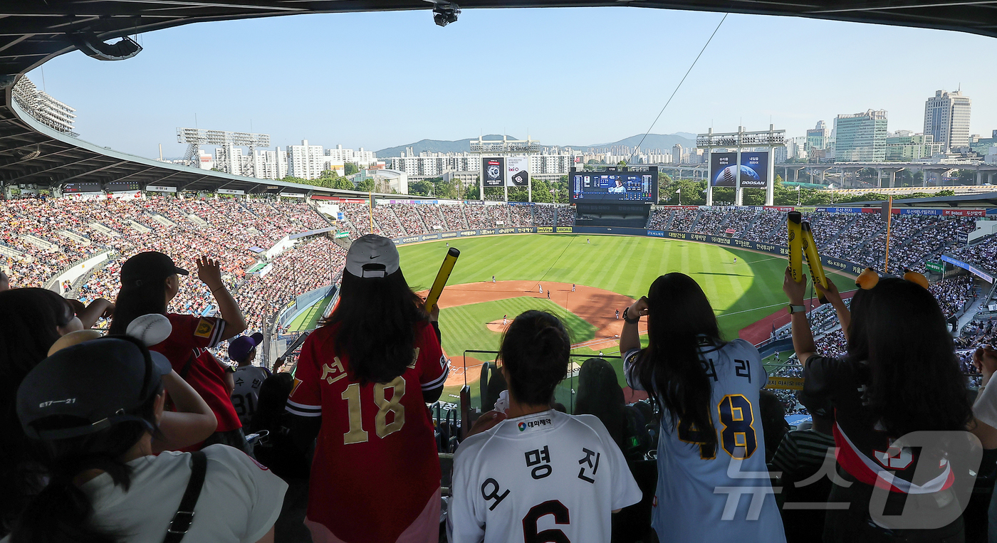 (서울=뉴스1) 김진환 기자 = 제21대 대통령 선거 투표일인 3일 오후 서울 송파구 잠실야구장에서 열린 프로야구 '2025 신한 SOL뱅크 KBO 리그' KIA 타이거즈와 두산 …