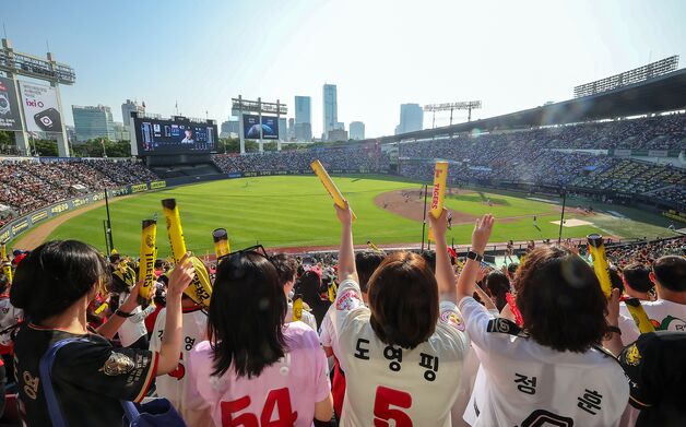 '뜨거운 열기' 프로야구, 역대 최소 294경기 만에 500만 관중 돌파