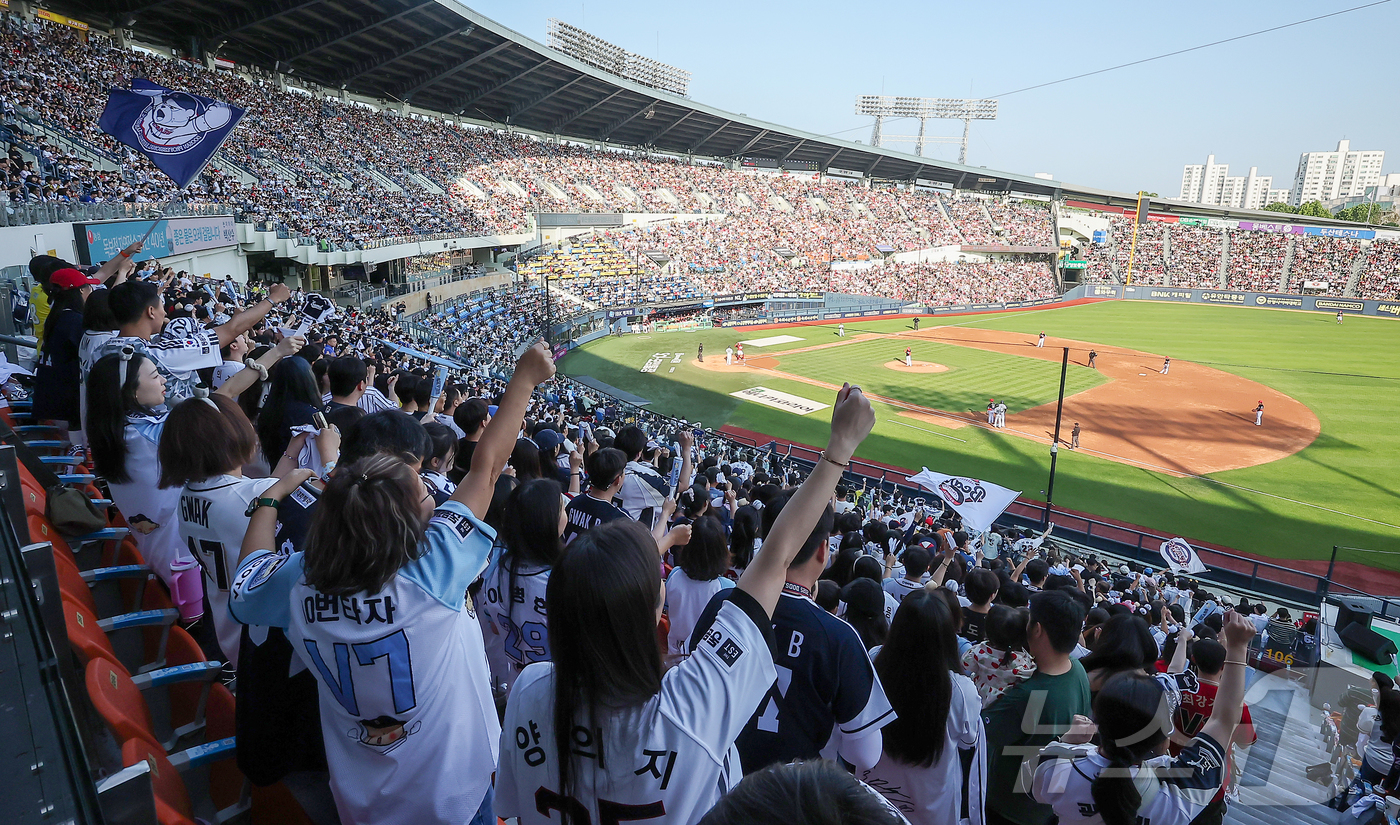 (서울=뉴스1) 김진환 기자 = 제21대 대통령 선거 투표일인 3일 오후 서울 송파구 잠실야구장에서 열린 프로야구 '2025 신한 SOL뱅크 KBO 리그' KIA 타이거즈와 두산 …