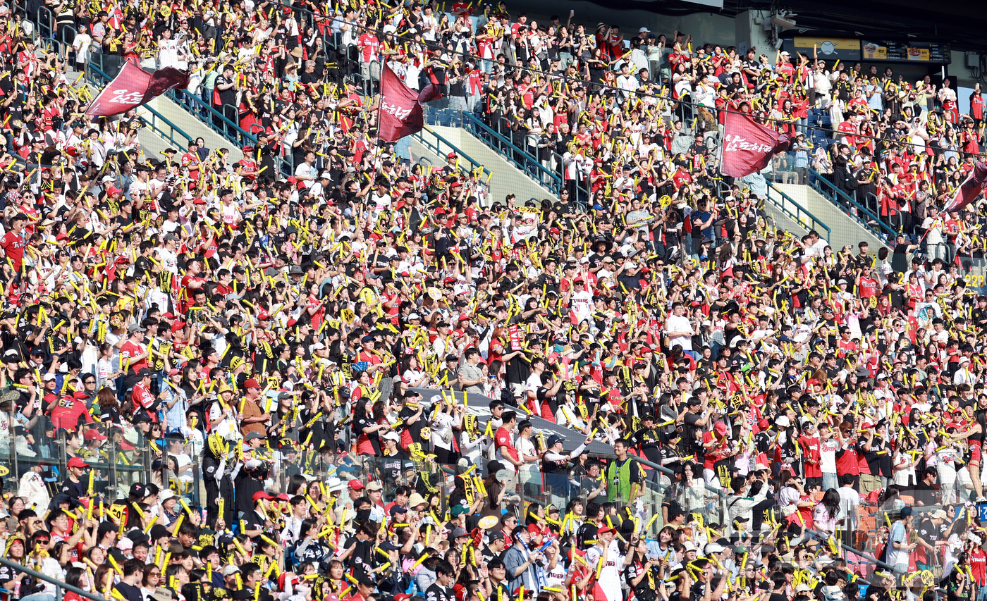 (서울=뉴스1) 김진환 기자 = 제21대 대통령 선거 투표일인 3일 오후 서울 송파구 잠실야구장에서 열린 프로야구 '2025 신한 SOL뱅크 KBO 리그' KIA 타이거즈와 두산 …