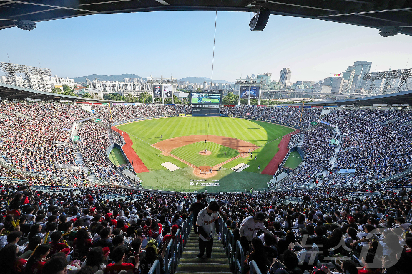 (서울=뉴스1) 김진환 기자 = 제21대 대통령 선거 투표일인 3일 오후 서울 송파구 잠실야구장에서 열린 프로야구 '2025 신한 SOL뱅크 KBO 리그' KIA 타이거즈와 두산 …