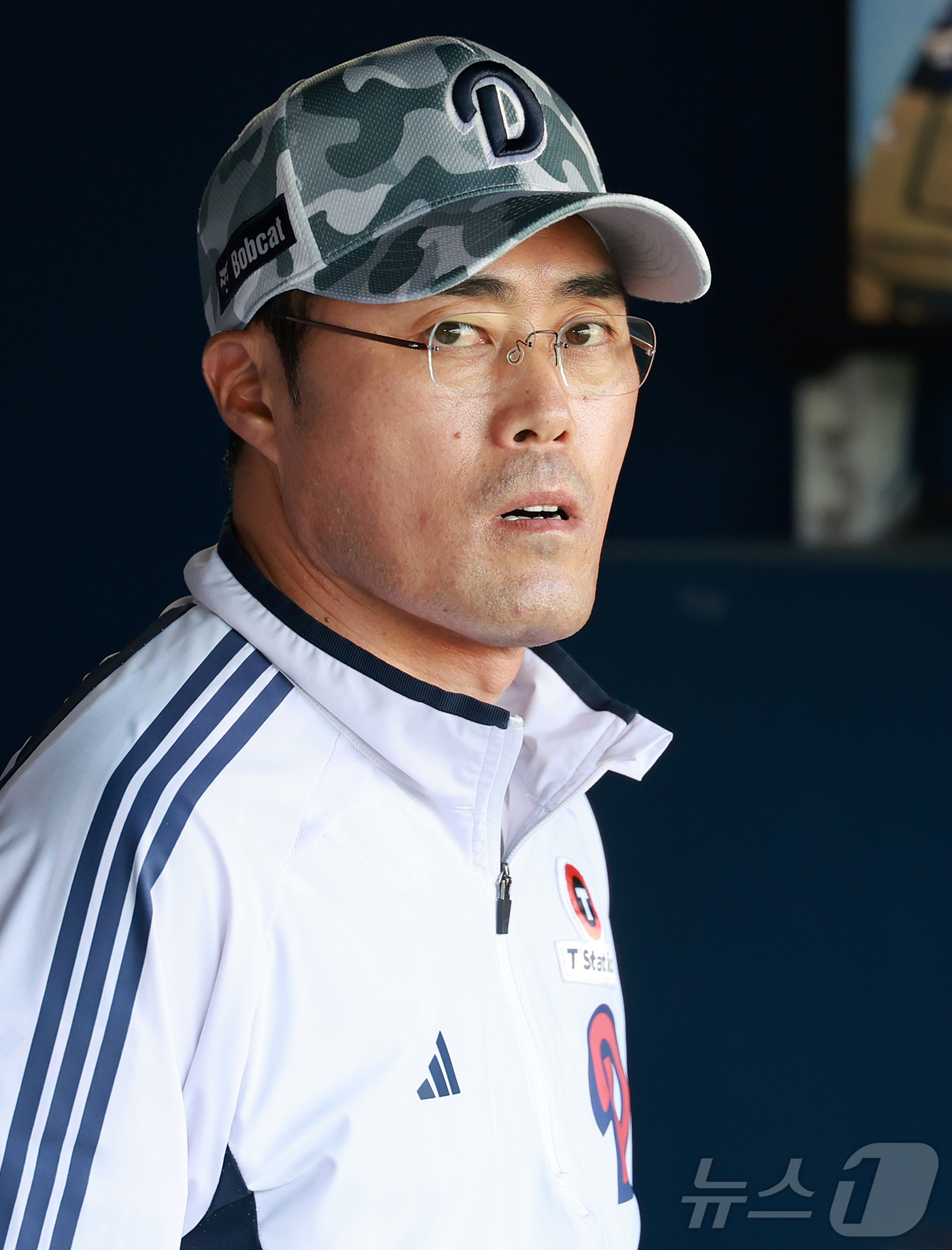 (서울=뉴스1) 김진환 기자 = 조성환 두산 베어스 감독대행이 3일 오후 서울 송파구 잠실야구장에서 열린 프로야구 '2025 신한 SOL뱅크 KBO 리그' KIA 타이거즈와 두산 …