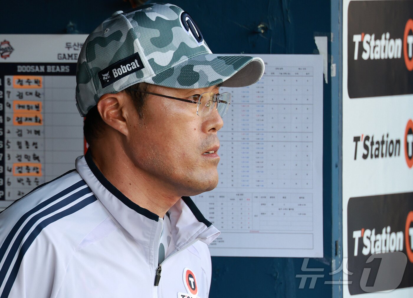 본문 이미지 - 조성환 두산 베어스 감독대행이 3일 오후 서울 송파구 잠실야구장에서 열린 프로야구 '2025 신한 SOL뱅크 KBO 리그' KIA 타이거즈와 두산 베어스의 경기를 지켜보고 있다. 2025.6.3/뉴스1 ⓒ News1 김진환 기자