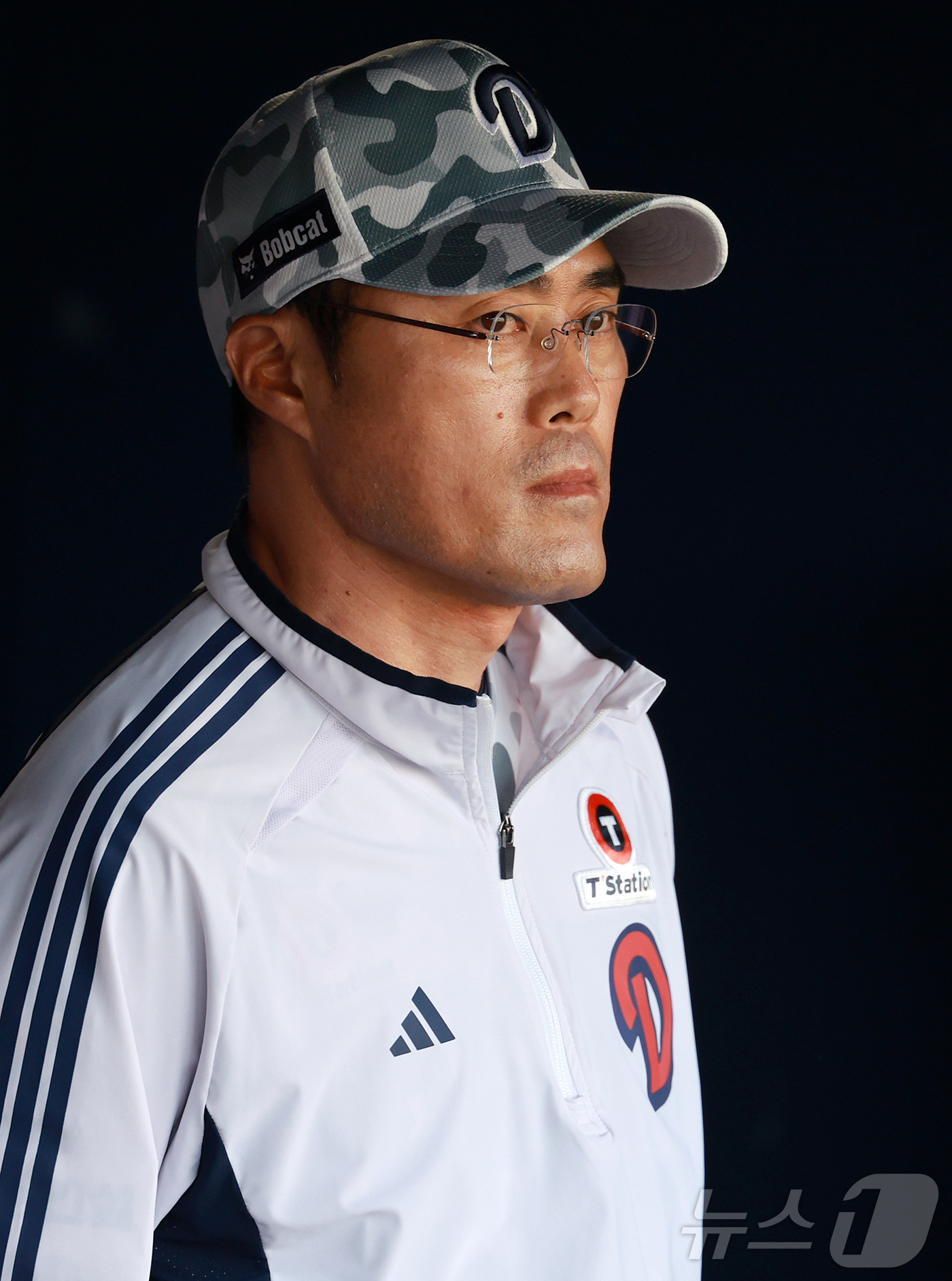 (서울=뉴스1) 김진환 기자 = 조성환 두산 베어스 감독대행이 3일 오후 서울 송파구 잠실야구장에서 열린 프로야구 '2025 신한 SOL뱅크 KBO 리그' KIA 타이거즈와 두산 …