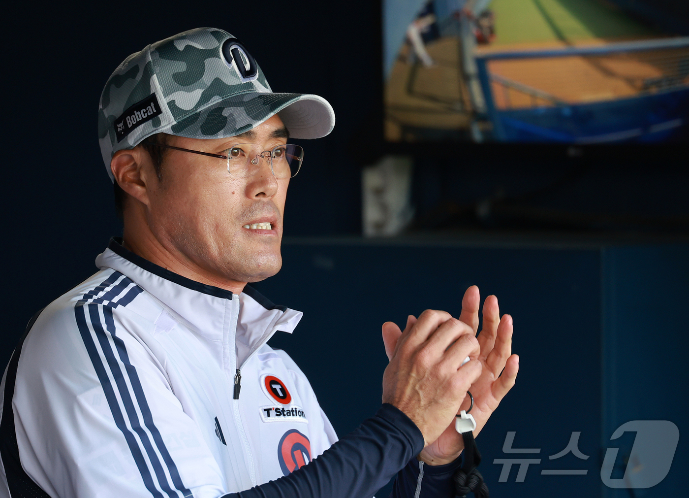 (서울=뉴스1) 김진환 기자 = 조성환 두산 베어스 감독대행이 3일 오후 서울 송파구 잠실야구장에서 열린 프로야구 '2025 신한 SOL뱅크 KBO 리그' KIA 타이거즈와 두산 …