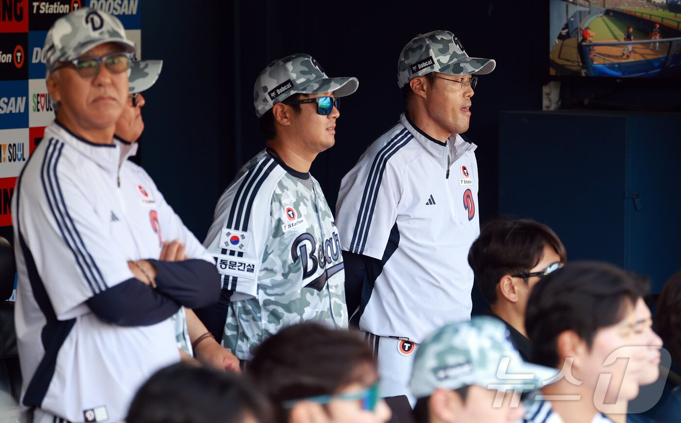 본문 이미지 - 조성환 두산 베어스 감독대행이 3일 오후 서울 송파구 잠실야구장에서 열린 프로야구 &#39;2025 신한 SOL뱅크 KBO 리그&#39; KIA 타이거즈와 두산 베어스의 경기, 1회초 선발 곽빈의 투구를 지켜보고 있다. 2025.6.3/뉴스1 ⓒ News1 김진환 기자
