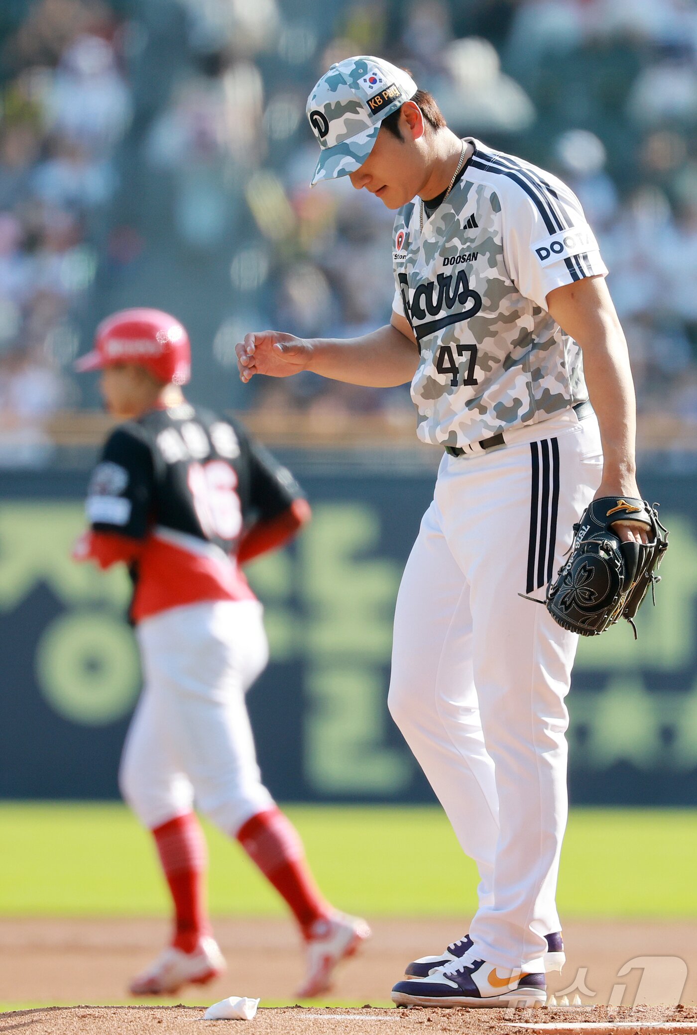 본문 이미지 - 제21대 대통령 선거 투표일인 3일 오후 서울 송파구 잠실야구장에서 열린 프로야구 &#39;2025 신한 SOL뱅크 KBO 리그&#39; KIA 타이거즈와 두산 베어스의 경기, 두산 선발 곽빈이 1회초 무사 1,3루 상황 KIA 윤도현에게 볼넷을 허용하자 아쉬워하고 있다. 2025.6.3/뉴스1 ⓒ News1 김진환 기자