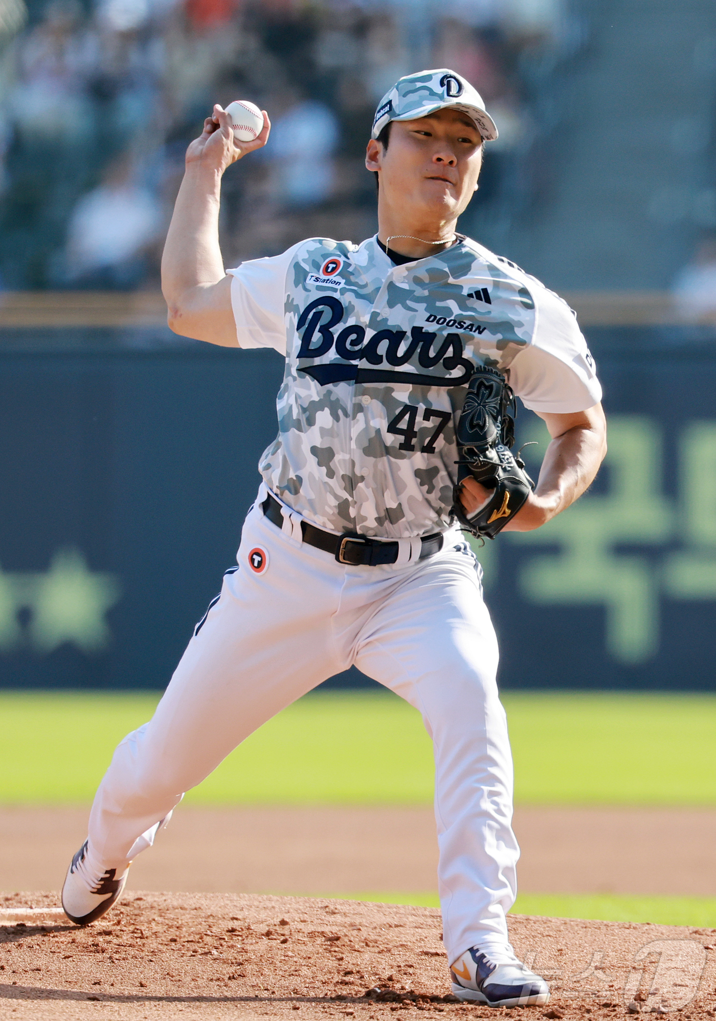 (서울=뉴스1) 김진환 기자 = 제21대 대통령 선거 투표일인 3일 오후 서울 송파구 잠실야구장에서 열린 프로야구 '2025 신한 SOL뱅크 KBO 리그' KIA 타이거즈와 두산 …