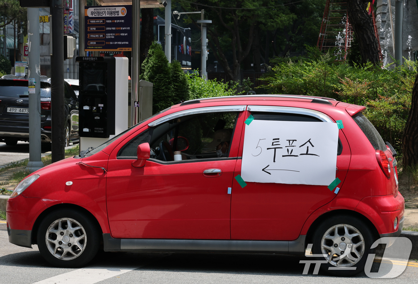 (대전=뉴스1) 김기태 기자 = 3일 대전 유성구 온천1동 제5투표소 인근 도로변 주차 차량에 투표소 안내표시가 부착돼 있다. 2025.6.3/뉴스1