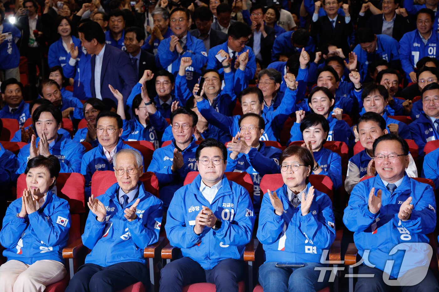 본문 이미지 - 더불어민주당 강금실&#40;앞줄 왼쪽부터&#41;, 윤여준, 박찬대, 정은경, 김부겸 선대위원장이 3일 오후 서울 여의도 국회의원회관 개표상황실에서 제21대 대통령선거 이재명 대통령 후보 51.7% 출구조사 결과에 손뼉치고 있다. 2025.6.3/뉴스1 ⓒ News1 안은나 기자