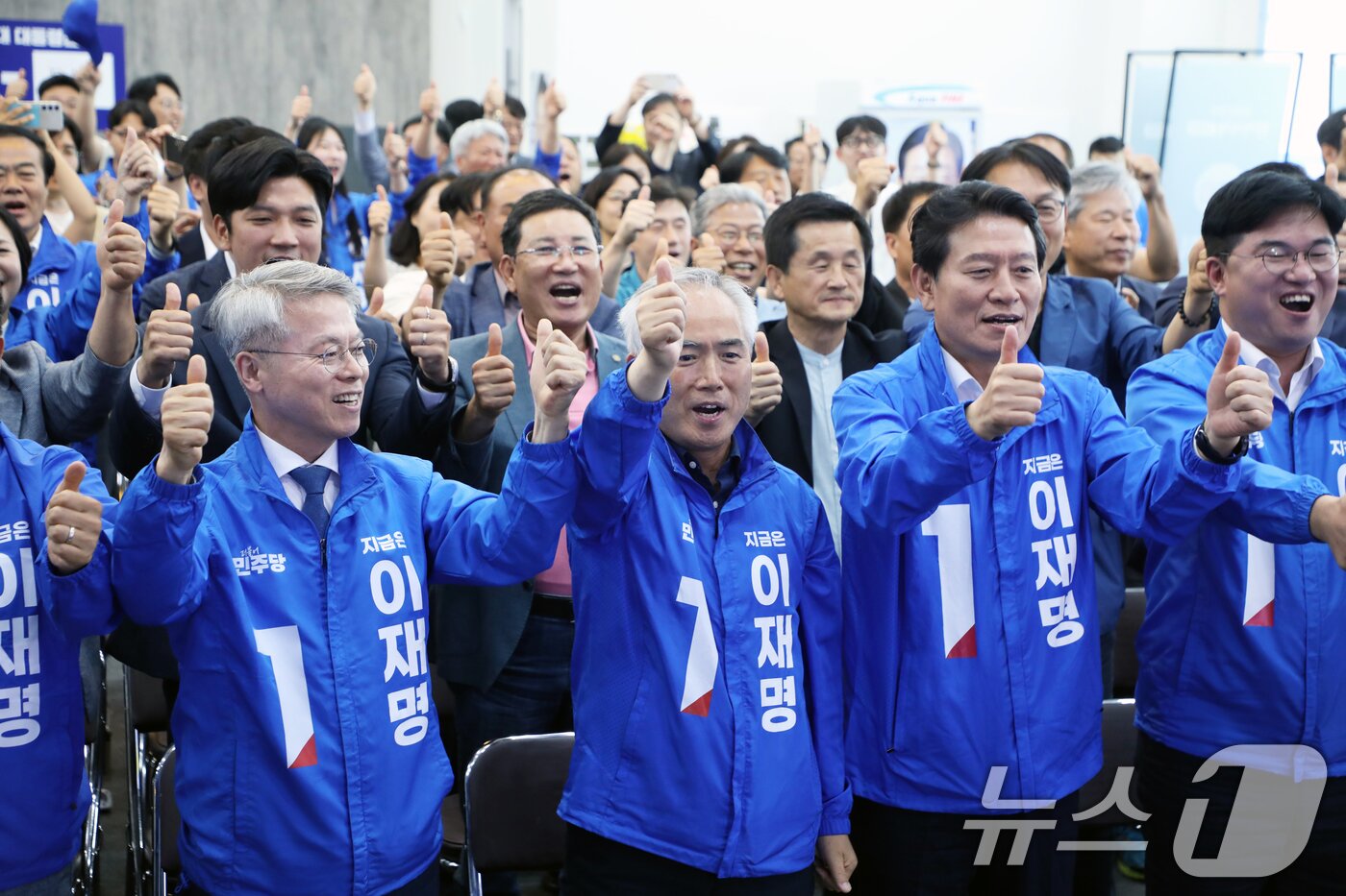 본문 이미지 - 제21대 대통령 선거일인 3일 광주 서구 더불어민주당 광주 선거연락소에서 양부남 총괄상임선대위원장을 비롯한 관계자들이 출구조사 결과를 확인한 뒤 환호하고 있다. 2025.6.3/뉴스1 ⓒ News1 이수민 기자
