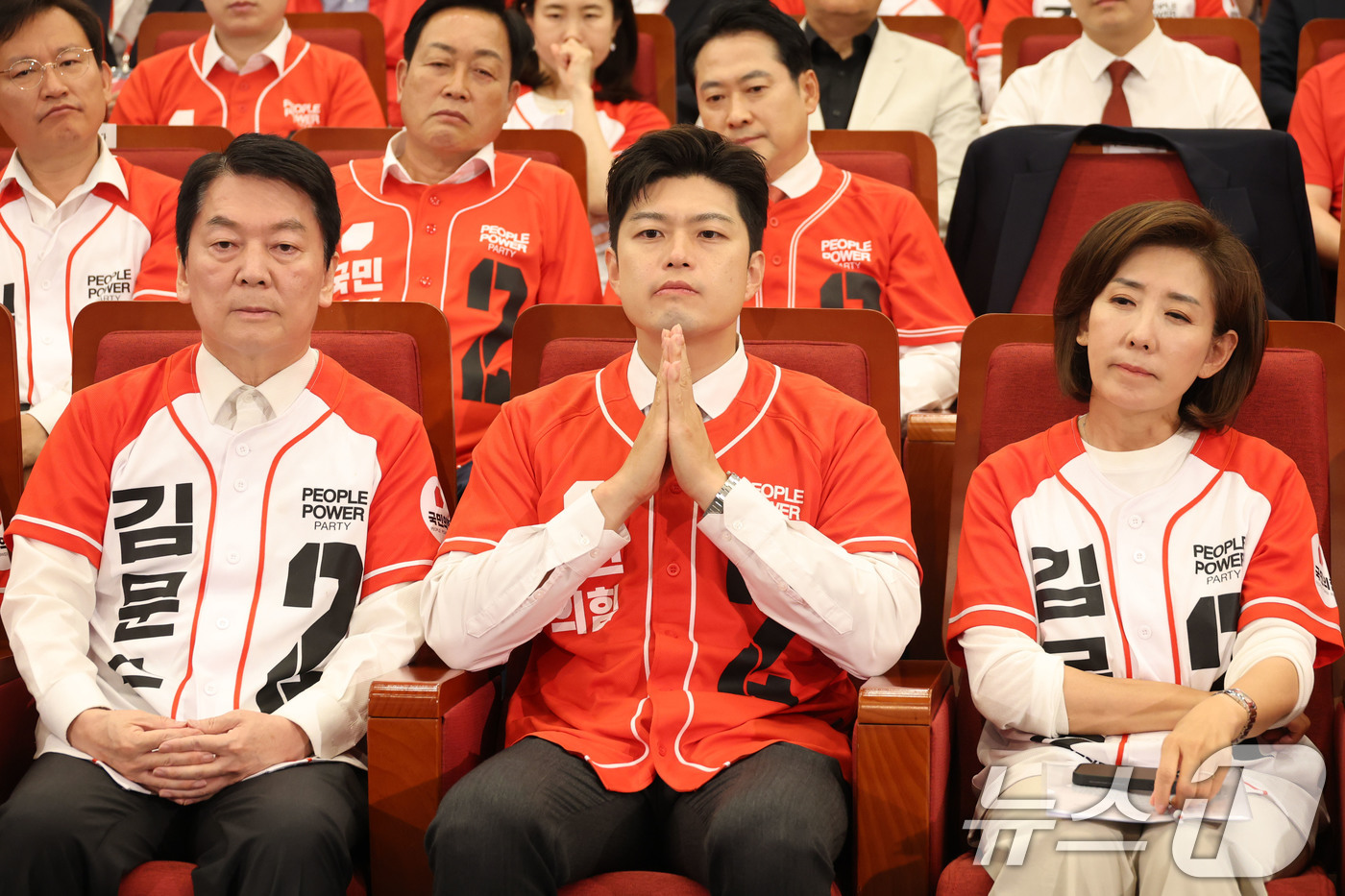 (서울=뉴스1) 이광호 기자 = 김용태 국민의힘 비상대책위원장과 안철수, 나경원 공동선거대책위원장들이 3일 오후 서울 여의도 국회 도서관에 마련된 제21대 대통령선거개표상황실에서 …