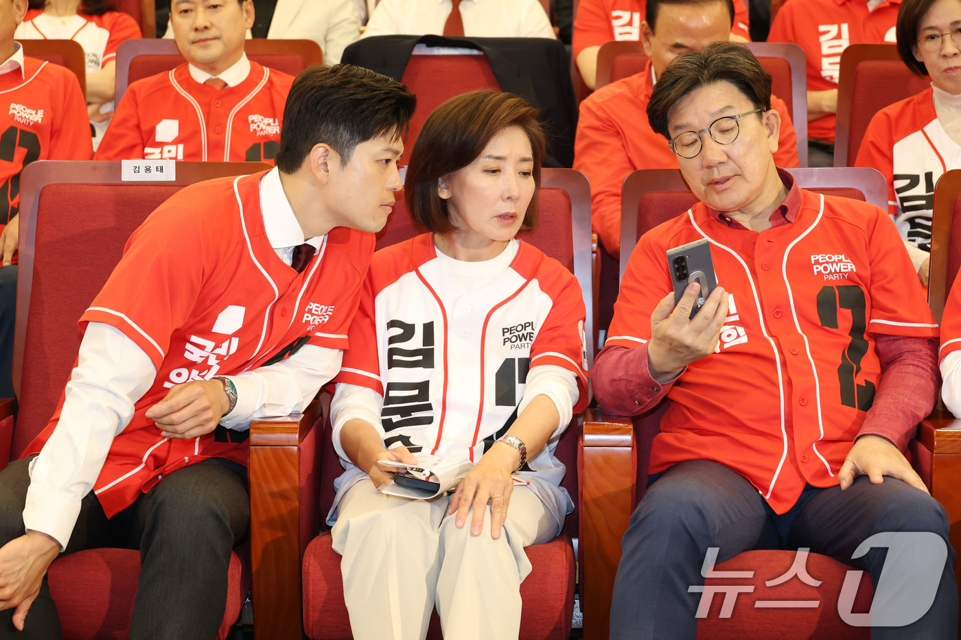 (서울=뉴스1) 이광호 기자 = 김용태 국민의힘 비상대책위원장과 권성동 원내대표, 나경원 공동선거대책위원장이 3일 오후 서울 여의도 국회 도서관에 마련된 제21대 대통령선거 개표상 …