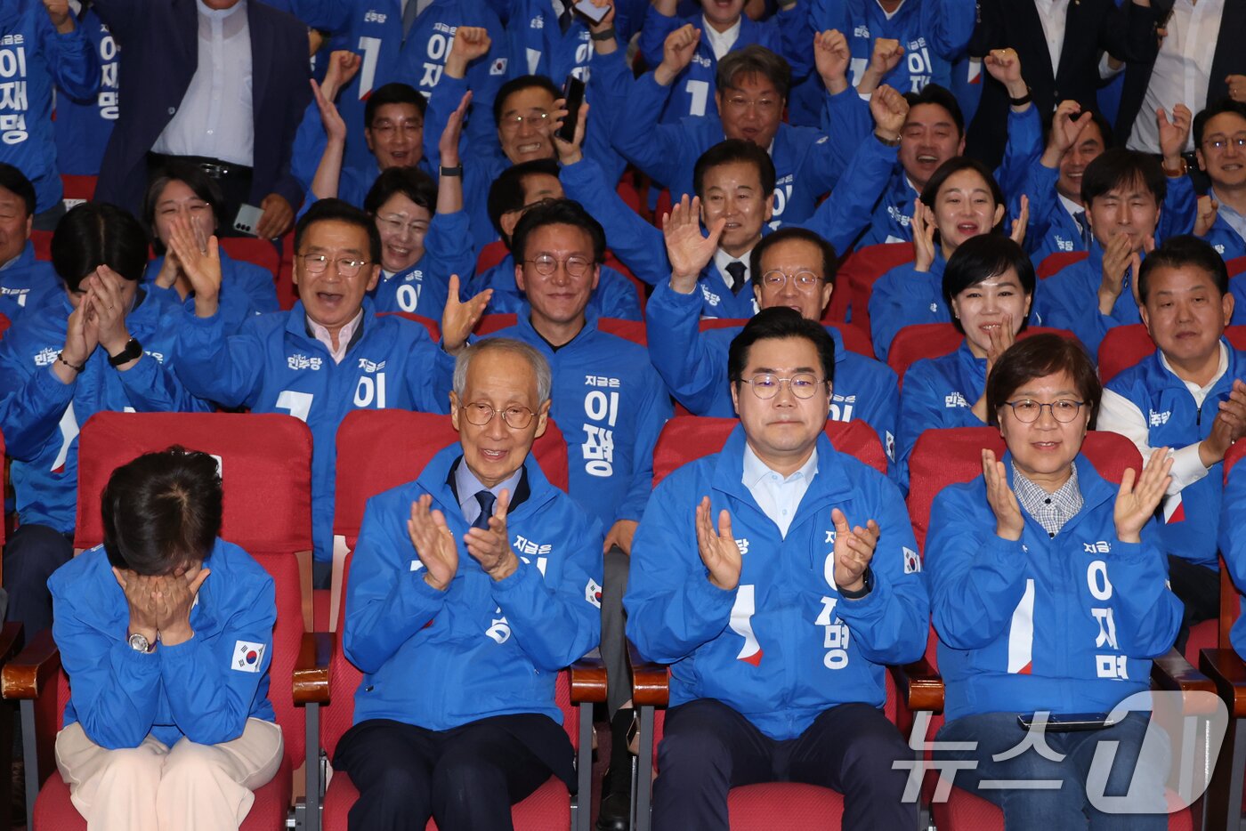 본문 이미지 - 윤여준·박찬대 더불어민주당 상임 총괄선대위원장을 비롯한 공동선대위원장들이 3일 서울 여의도 국회 의원회관에 마련된 제21대 대통령선거 개표 상황실에서 출구조사 결과 발표가 나오자 기뻐하고 있다. &#40;공동취재&#41; 2025.6.3/뉴스1 ⓒ News1 안은나 기자