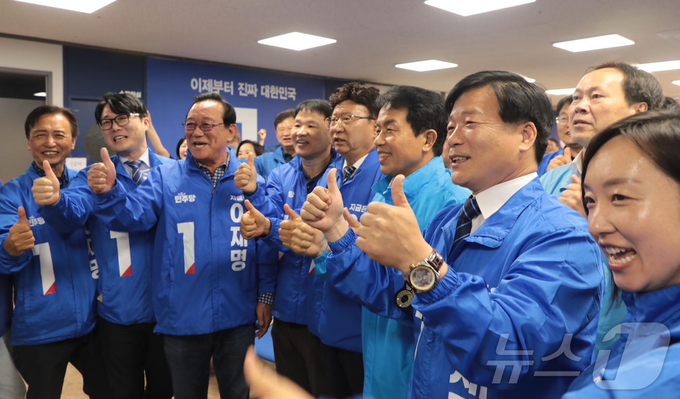 (울산=뉴스1) 김세은 기자 = 더불어민주당 울산 선대위가 3일 저녁 6시 지상파 3사 출구조사 결과가 발표되자 엄지를 세우며 환호하고 있다. 2025.6.3/뉴스1