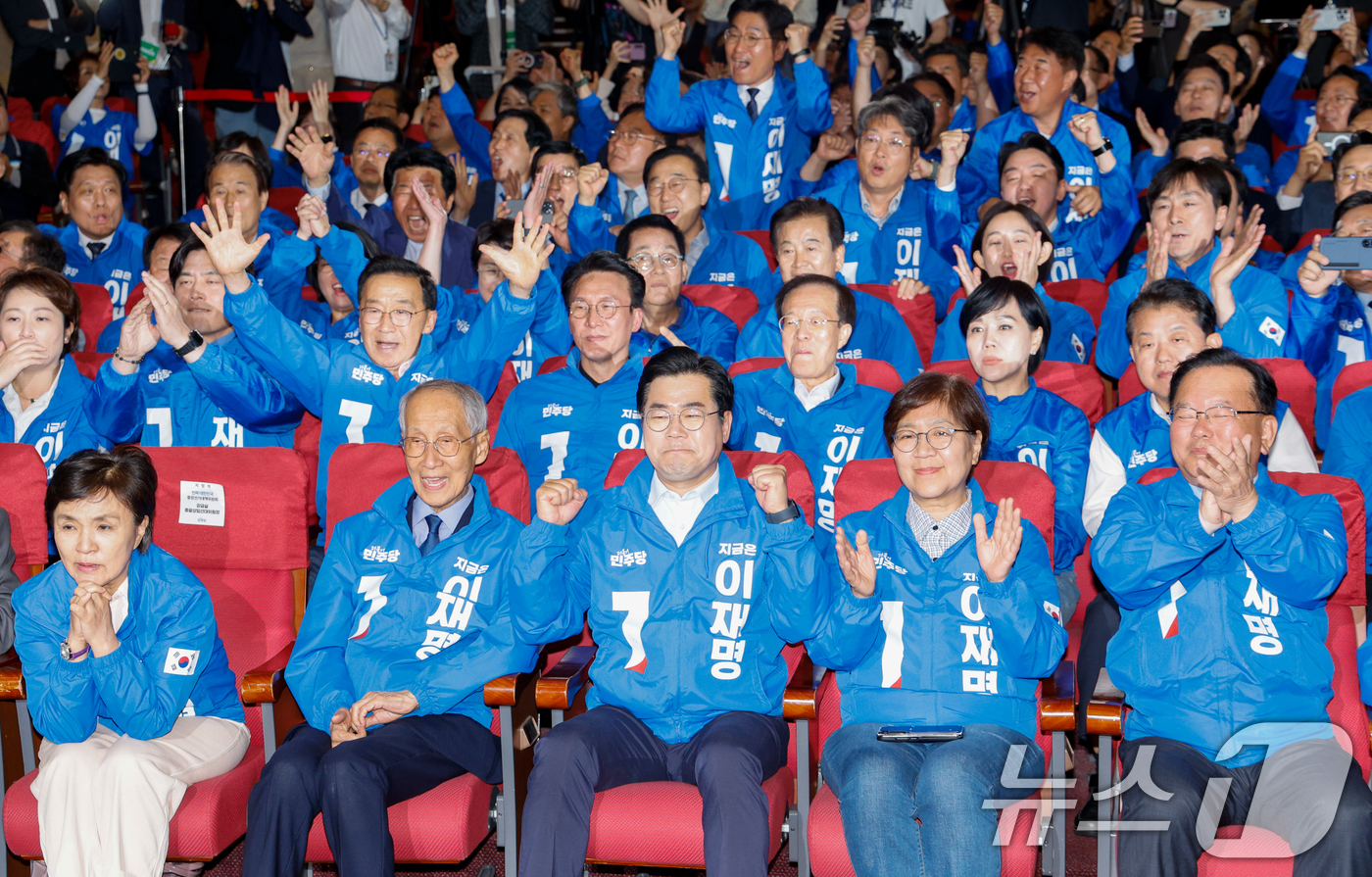 (서울=뉴스1) 안은나 기자 = 더불어민주당 강금실(앞줄 왼쪽부터), 윤여준, 박찬대, 정은경, 김부겸 선대위원장이 3일 오후 서울 여의도 국회의원회관 개표상황실에서 제21대 대통 …