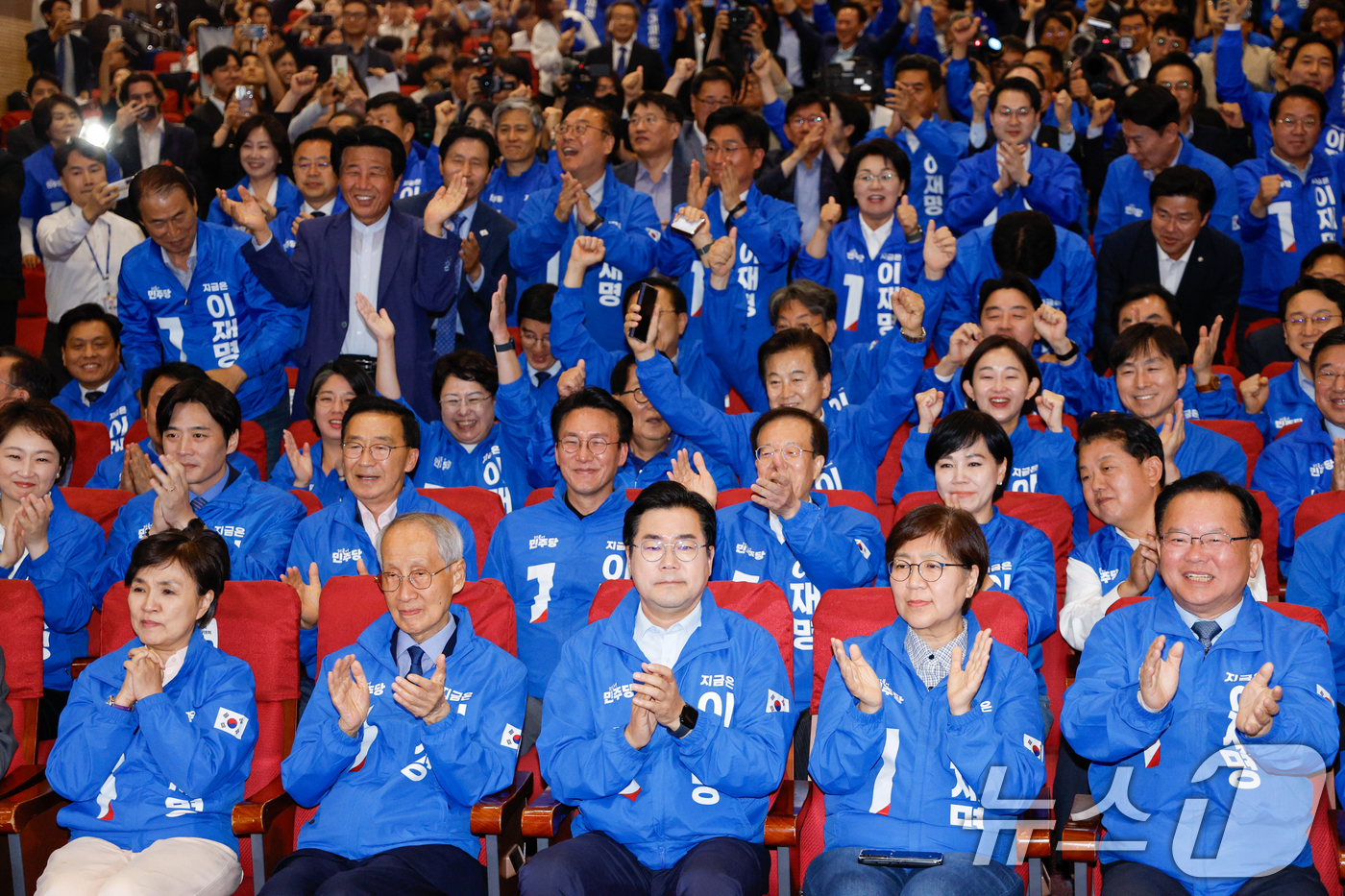 (서울=뉴스1) 안은나 기자 = 더불어민주당 강금실(앞줄 왼쪽부터), 윤여준, 박찬대, 정은경, 김부겸 선대위원장이 3일 오후 서울 여의도 국회의원회관 개표상황실에서 제21대 대통 …