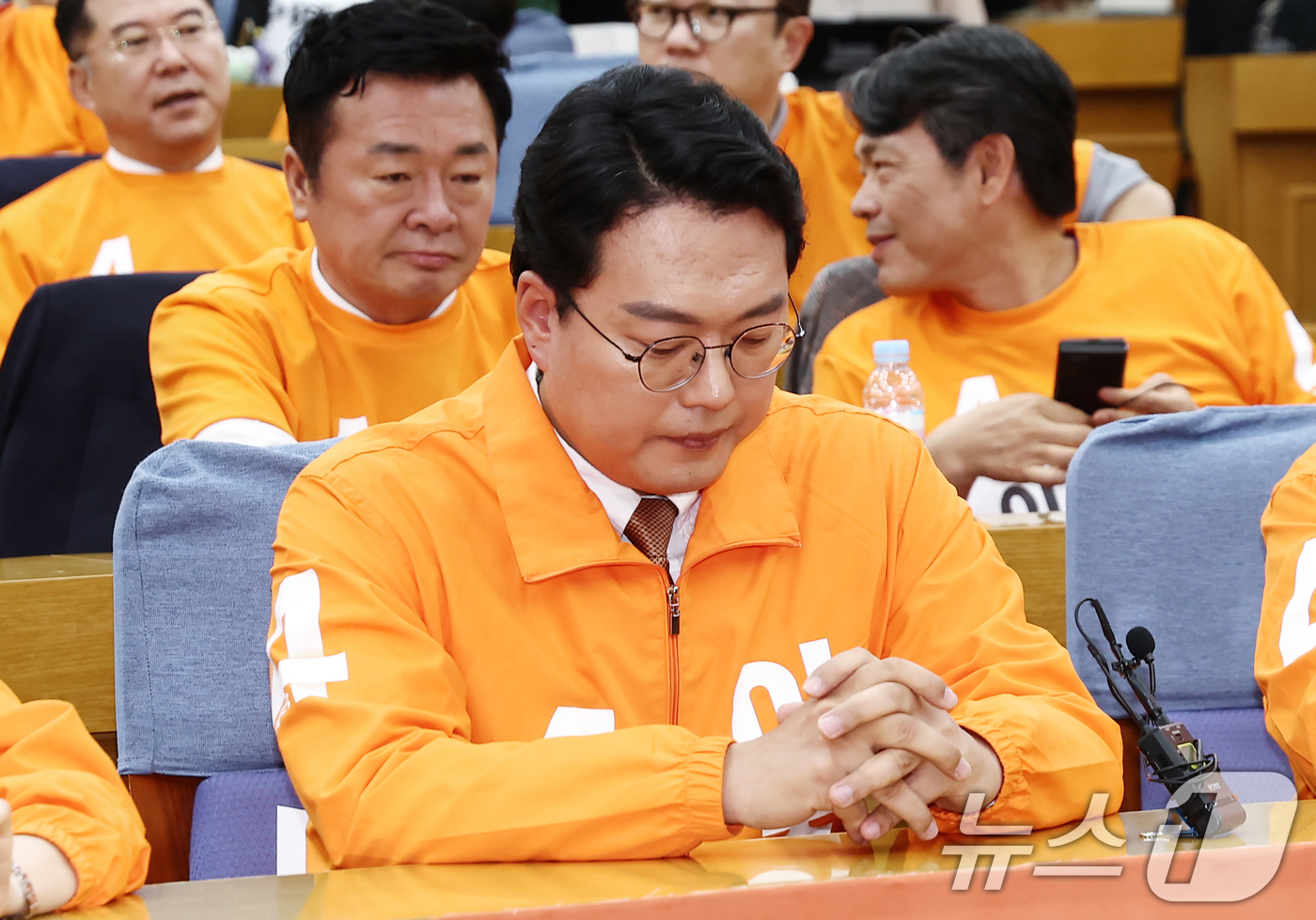 (서울=뉴스1) 김민지 기자 = 천하람 개혁신당 상임선대위원장이 3일 서울 여의도 국회 의원회관에 마련된 제21대 대통령선거 개표상황실에서 이준석 후보에 대한 7%대 출구조사 예측 …