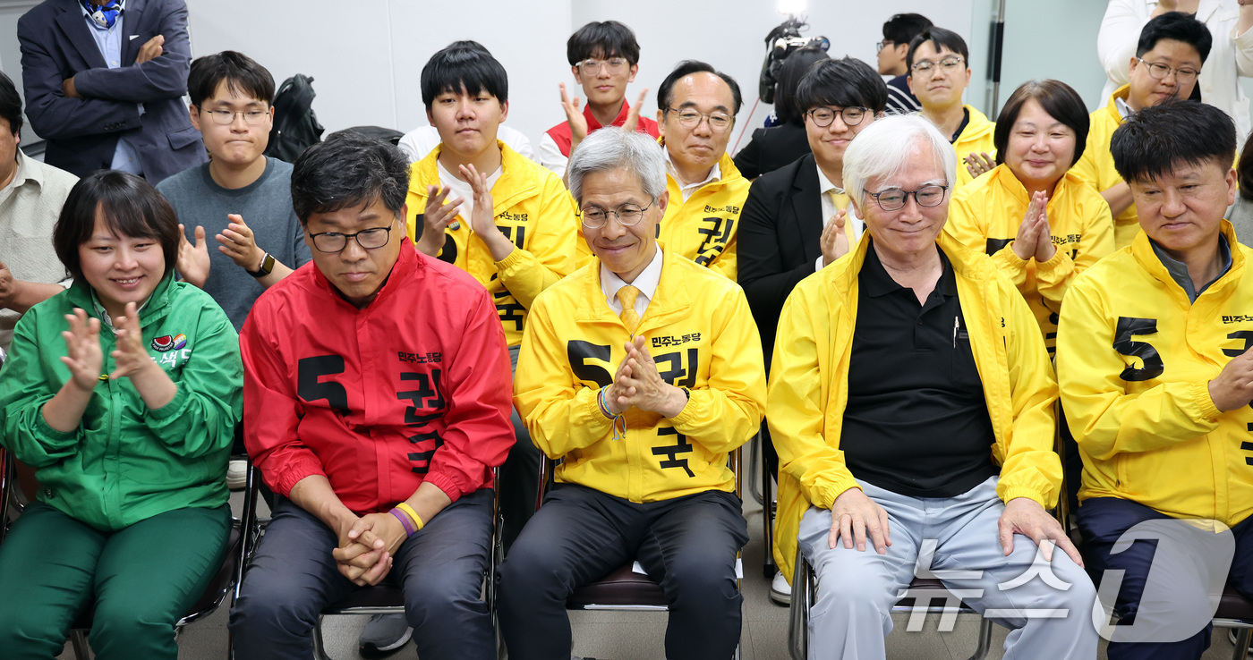 (서울=뉴스1) 이동해 기자 = 권영국 민주노동당 대통령 후보가 3일 서울시 구로구 선거캠프에 마련된 제21대 대통령선거 개표상황실에서 출구조사 결과를 지켜보고 있다. 2025.6 …
