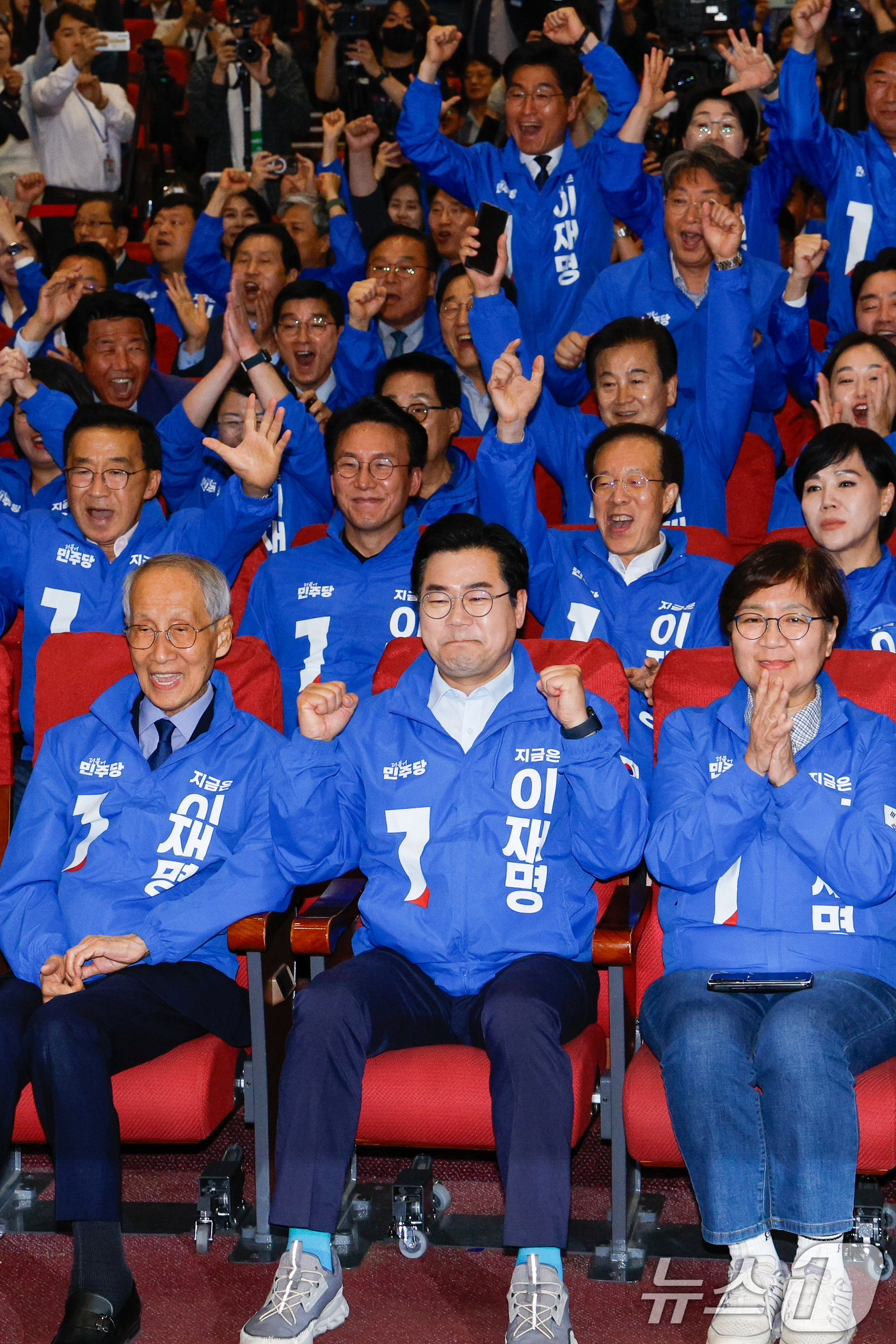 (서울=뉴스1) 안은나 기자 = 더불어민주당 윤여준(앞줄 왼쪽부터), 박찬대, 정은경 선대위원장이 3일 오후 서울 여의도 국회의원회관 개표상황실에서 제21대 대통령선거 이재명 대통 …