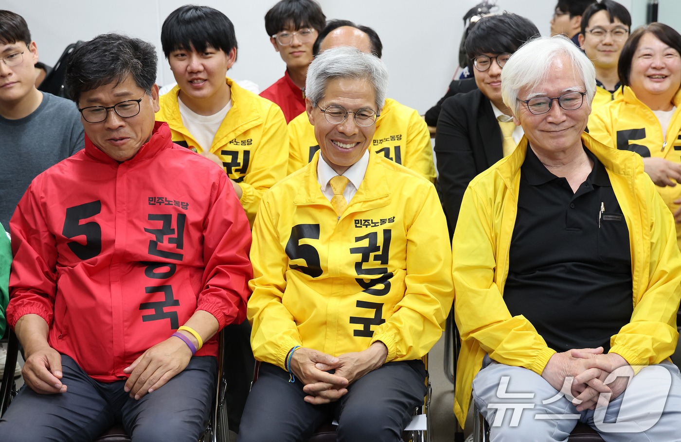 (서울=뉴스1) 이동해 기자 = 권영국 민주노동당 대통령 후보가 3일 서울시 구로구 선거캠프에 마련된 제21대 대통령선거 개표상황실에서 출구조사 결과를 지켜보고 있다. 2025.6 …