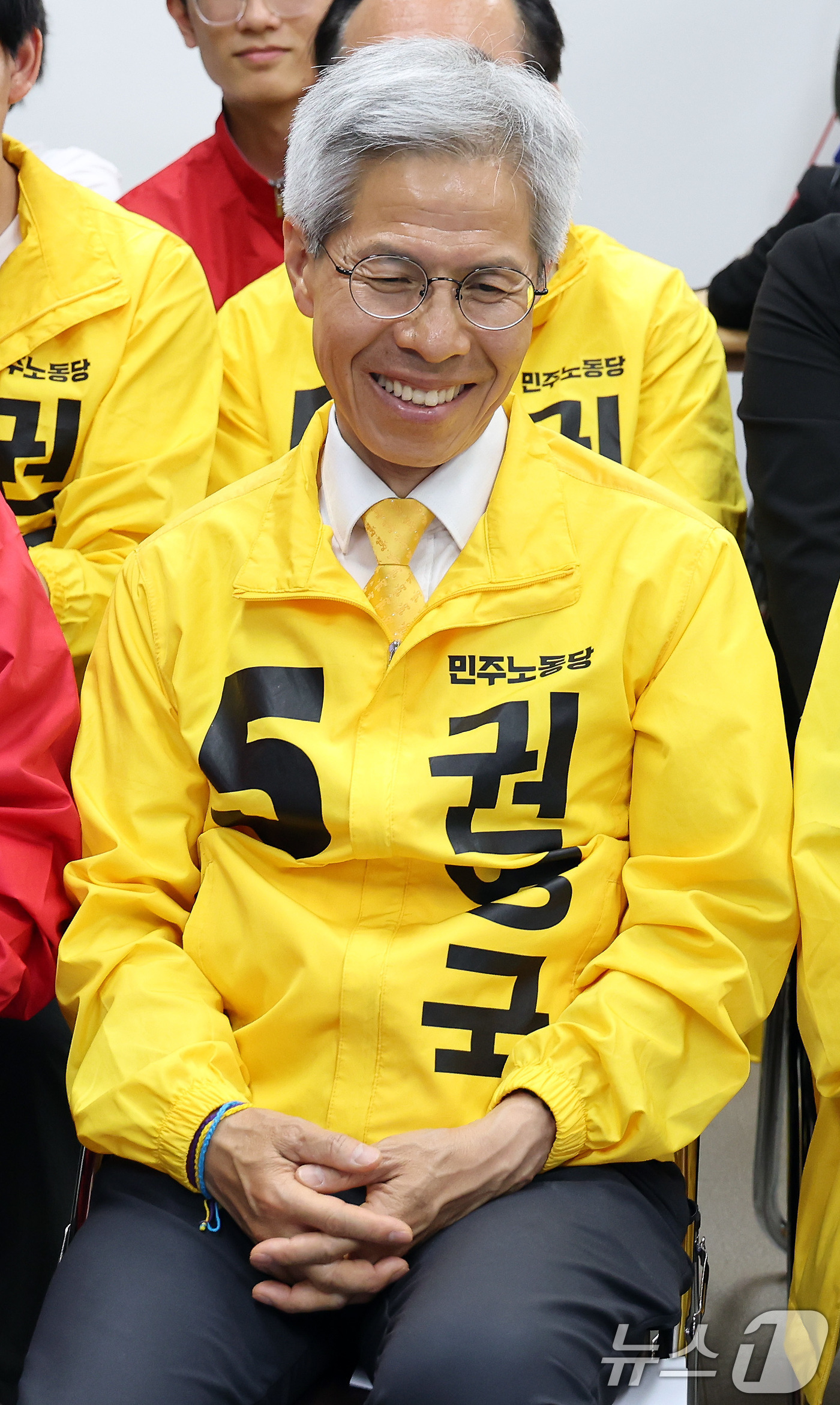 (서울=뉴스1) 이동해 기자 = 권영국 민주노동당 대통령 후보가 3일 서울시 구로구 선거캠프에 마련된 제21대 대통령선거 개표상황실에서 출구조사 결과를 지켜보고 있다. 2025.6 …