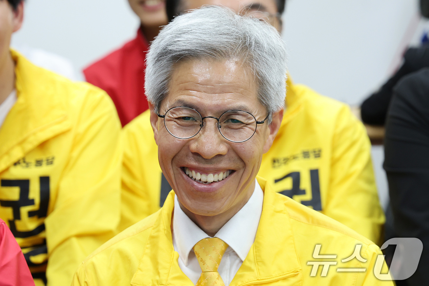 (서울=뉴스1) 이동해 기자 = 권영국 민주노동당 대통령 후보가 3일 서울시 구로구 선거캠프에 마련된 제21대 대통령선거 개표상황실에서 출구조사 결과를 지켜보고 있다. 2025.6 …