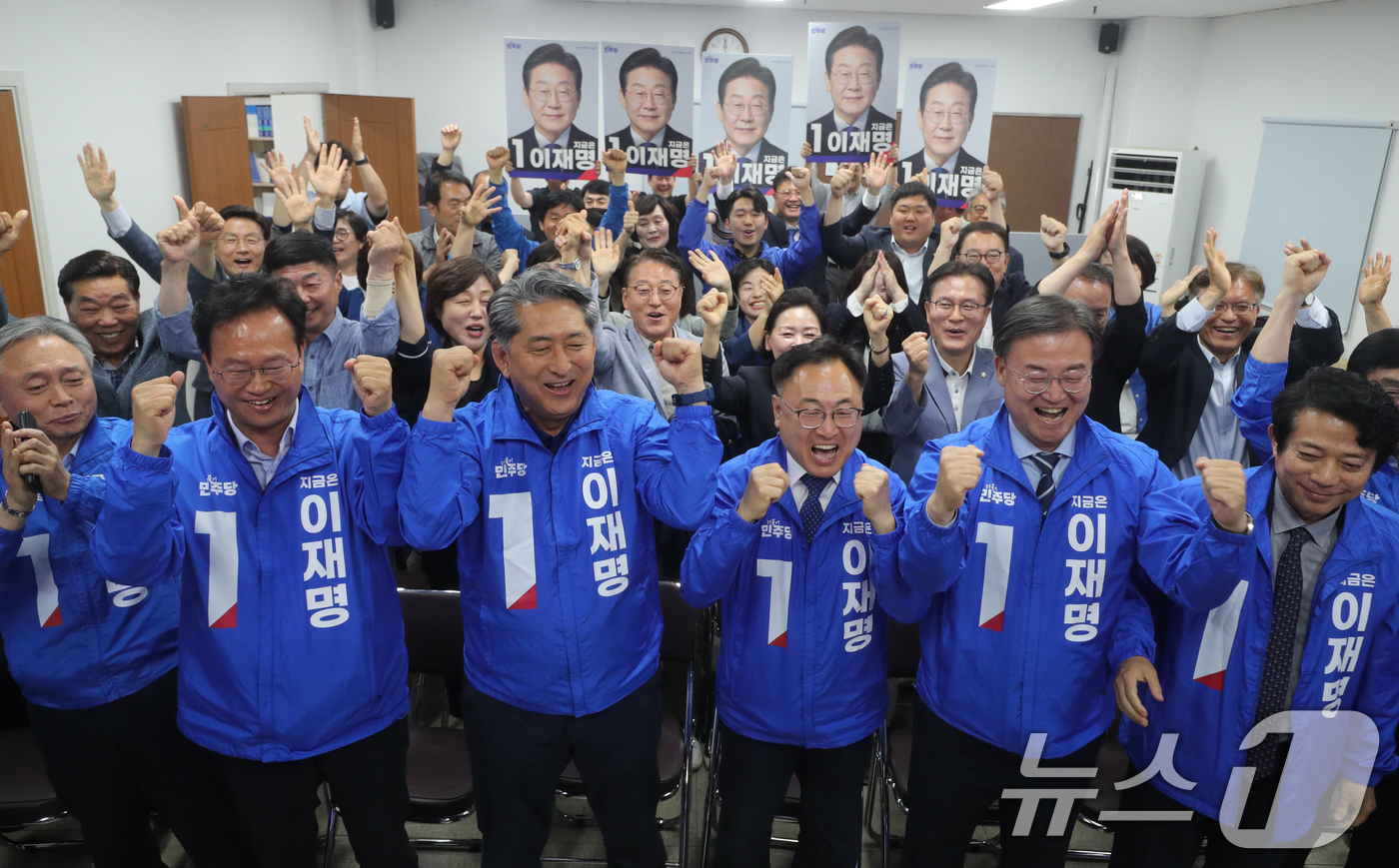 (청주=뉴스1) 김용빈 기자 = 21대 대통령 선거일인 3일 더불어민주당 충북도당 당사에서 이광희 총괄선대위원장과 이강일·이연희·송재봉 공동선대위원장 등 당직자들이 출구조사 결과를 …