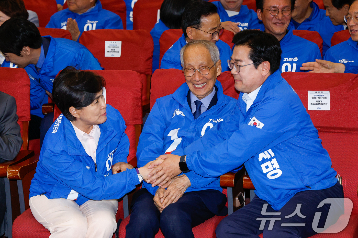 (서울=뉴스1) 안은나 기자 = 박찬대, 강금실 더불어민주당 선대위원장이 3일 오후 서울 여의도 국회의원회관 개표상황실에서 제21대 대통령선거 이재명 대통령 후보 51.7% 출구조 …