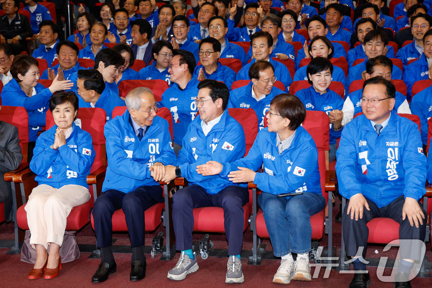 (서울=뉴스1) 안은나 기자 = 더불어민주당 강금실(앞줄 왼쪽부터), 윤여준, 박찬대, 정은경, 김부겸 선대위원장이 3일 오후 서울 여의도 국회의원회관 개표상황실에서 제21대 대통 …