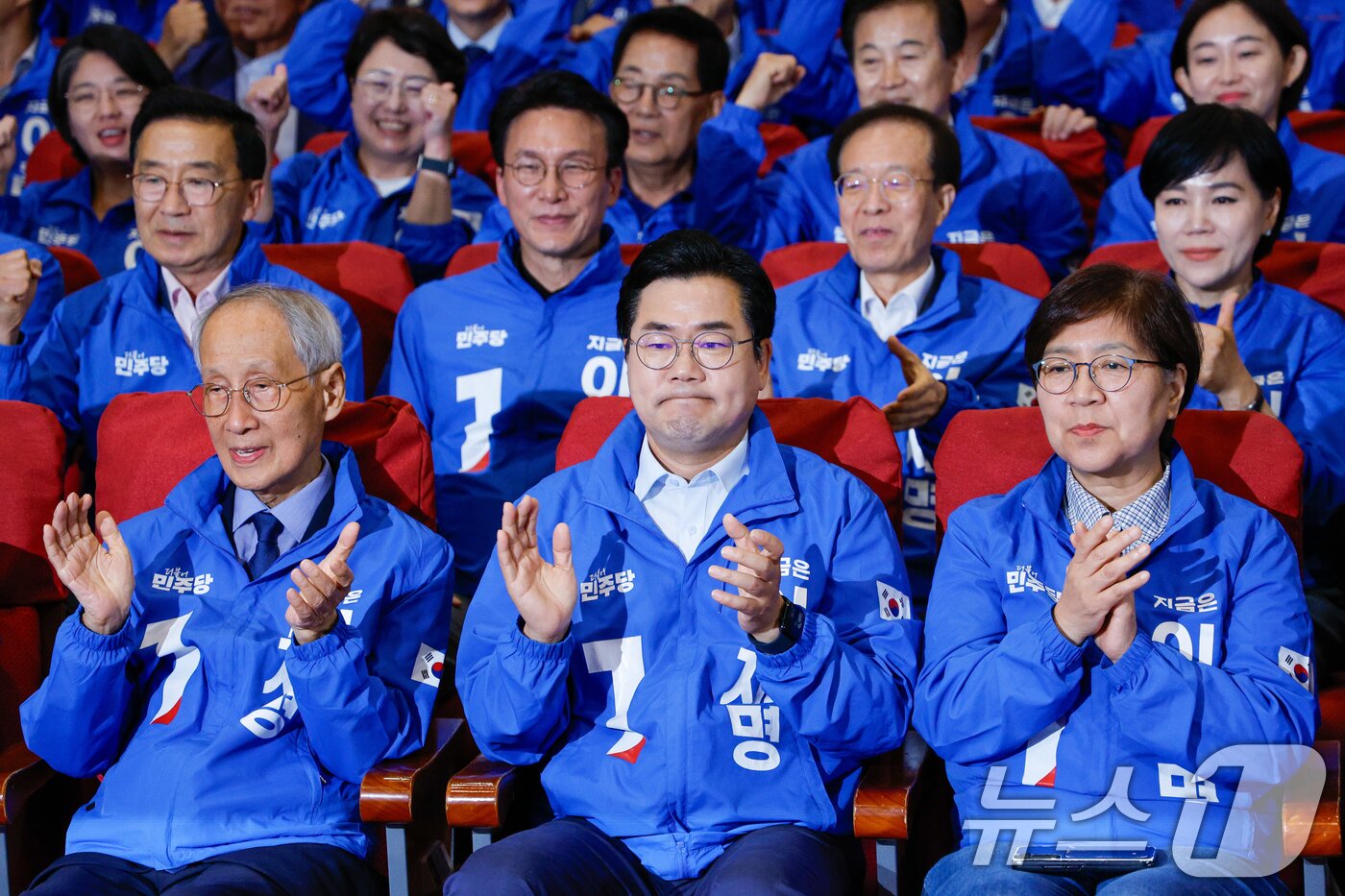 본문 이미지 - 더불어민주당 윤여준&#40;앞줄 왼쪽부터&#41;, 박찬대, 정은경 선대위원장이 3일 오후 서울 여의도 국회의원회관 개표상황실에서 제21대 대통령선거 이재명 대통령 후보 51.7% 출구조사 결과에 손뼉치고 있다. 2025.6.3/뉴스1 ⓒ News1 안은나 기자