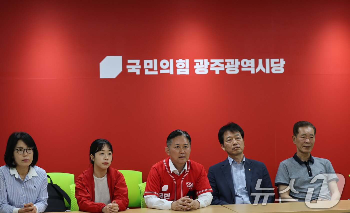 본문 이미지 - 제21대 대통령 선거일인 3일 오후 광주 서구 치평동 국민의힘 광주광역시당에서 김정현 위원장 등이 출구조사 결과를 시청하고 있다. 2025.6.3/뉴스1 ⓒ News1 박지현 기자