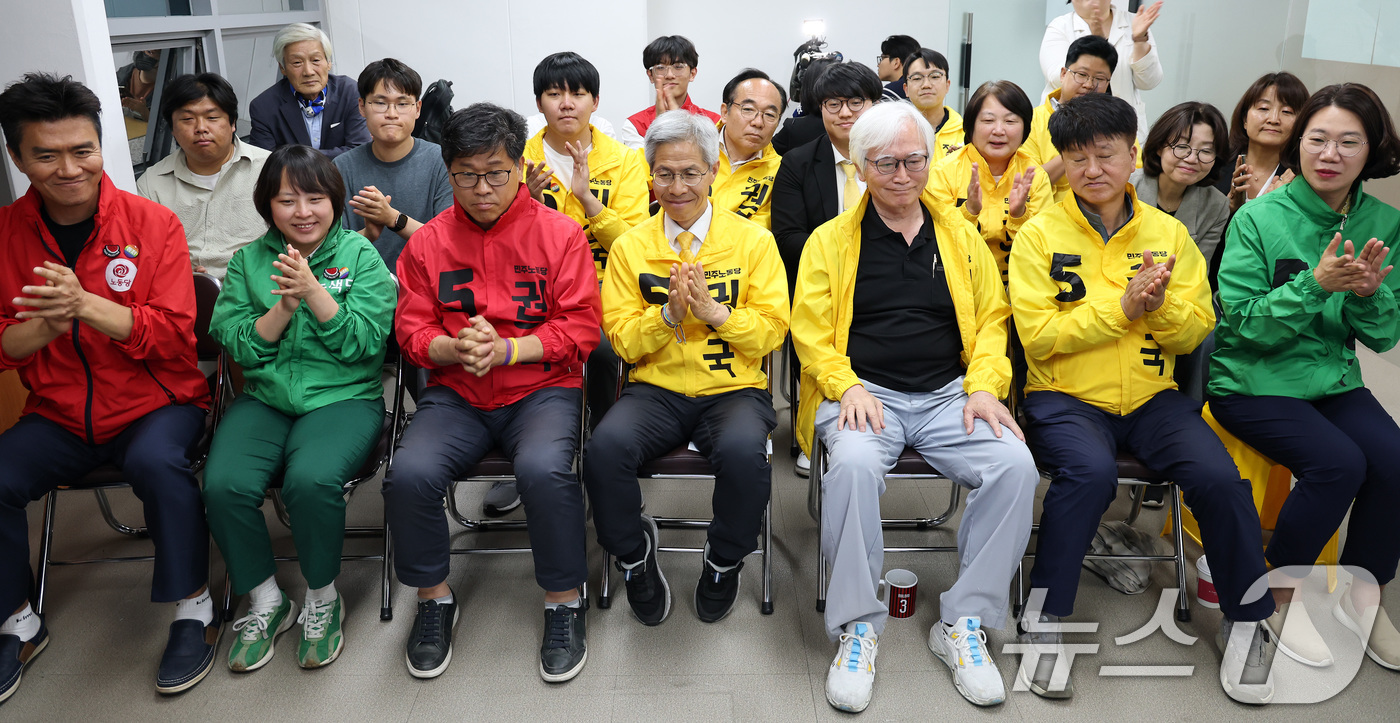 (서울=뉴스1) 이동해 기자 = 권영국 민주노동당 대통령 후보가 3일 서울시 구로구 선거캠프에 마련된 제21대 대통령선거 개표상황실에서 출구조사 결과를 지켜보고 있다. 2025.6 …