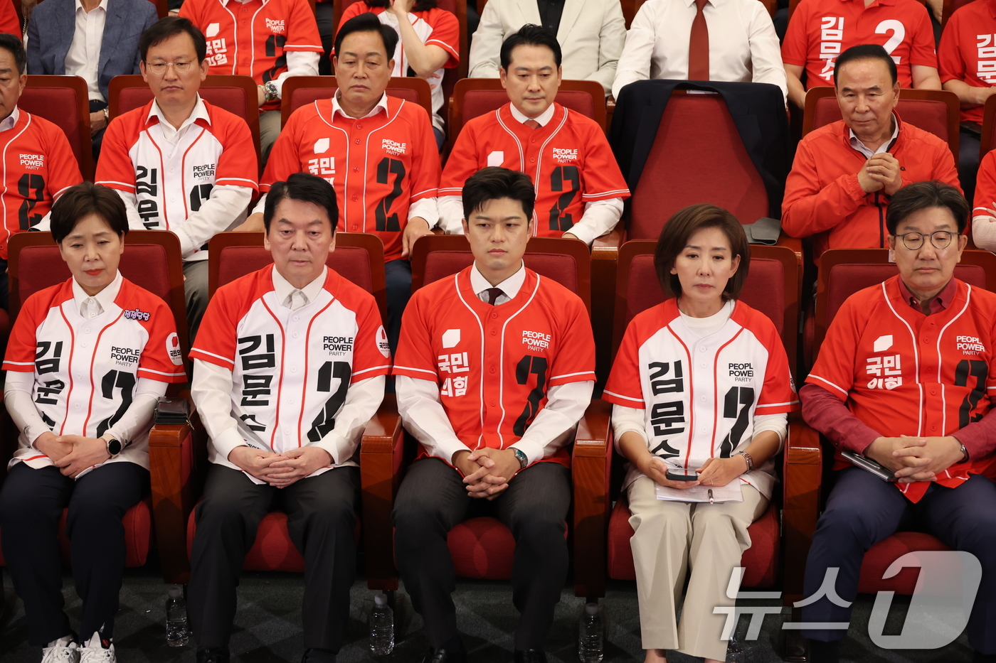 (서울=뉴스1) 이광호 기자 = 김용태 국민의힘 비상대책위원장을 비롯한 의원들이3일 오후 서울 여의도 국회 도서관에 마련된 제21대 대통령선거개표상황실에서 굳은 표정을 짓고 있다. …