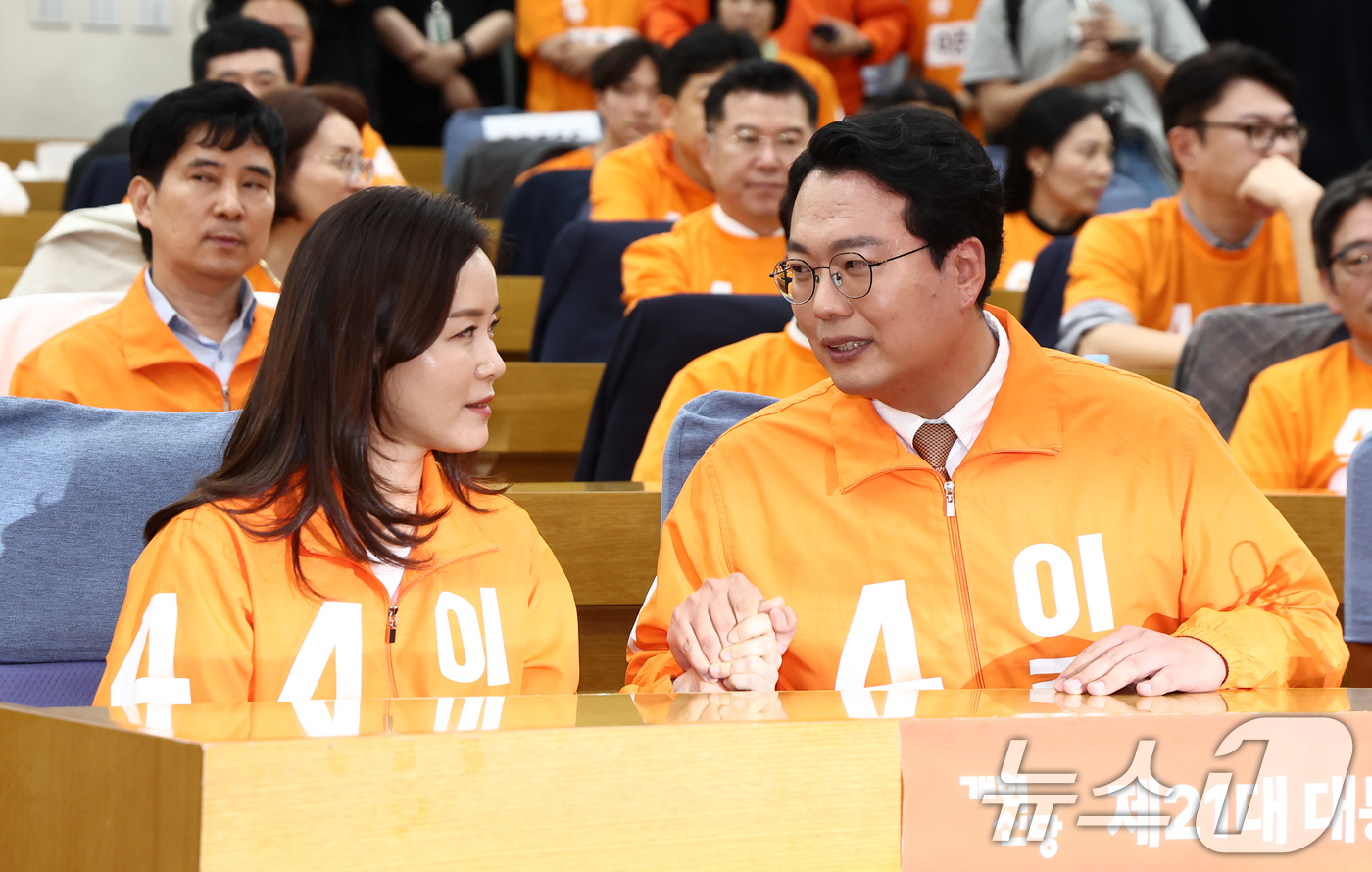 (서울=뉴스1) 김민지 기자 = 천하람 개혁신당 상임선대위원장이 3일 서울 여의도 국회 의원회관에 마련된 제21대 대통령선거 개표상황실에서 이준석 후보에 대한 7%대 출구조사 예측 …