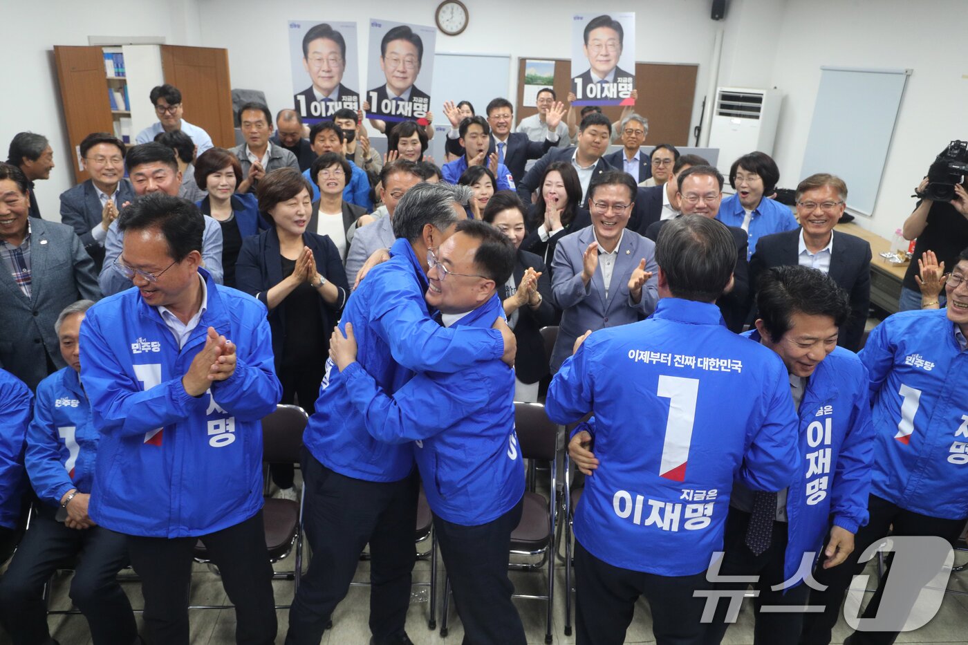 본문 이미지 - 21대 대통령 선거일인 3일 더불어민주당 충북도당 당사에서 이광희 총괄선대위원장과 이강일·이연희·송재봉 공동선대위원장 등 당직자들이 출구조사 결과를 시청하며 환호하고 있다. 2025.6.3/뉴스1 ⓒ News1 김용빈 기자