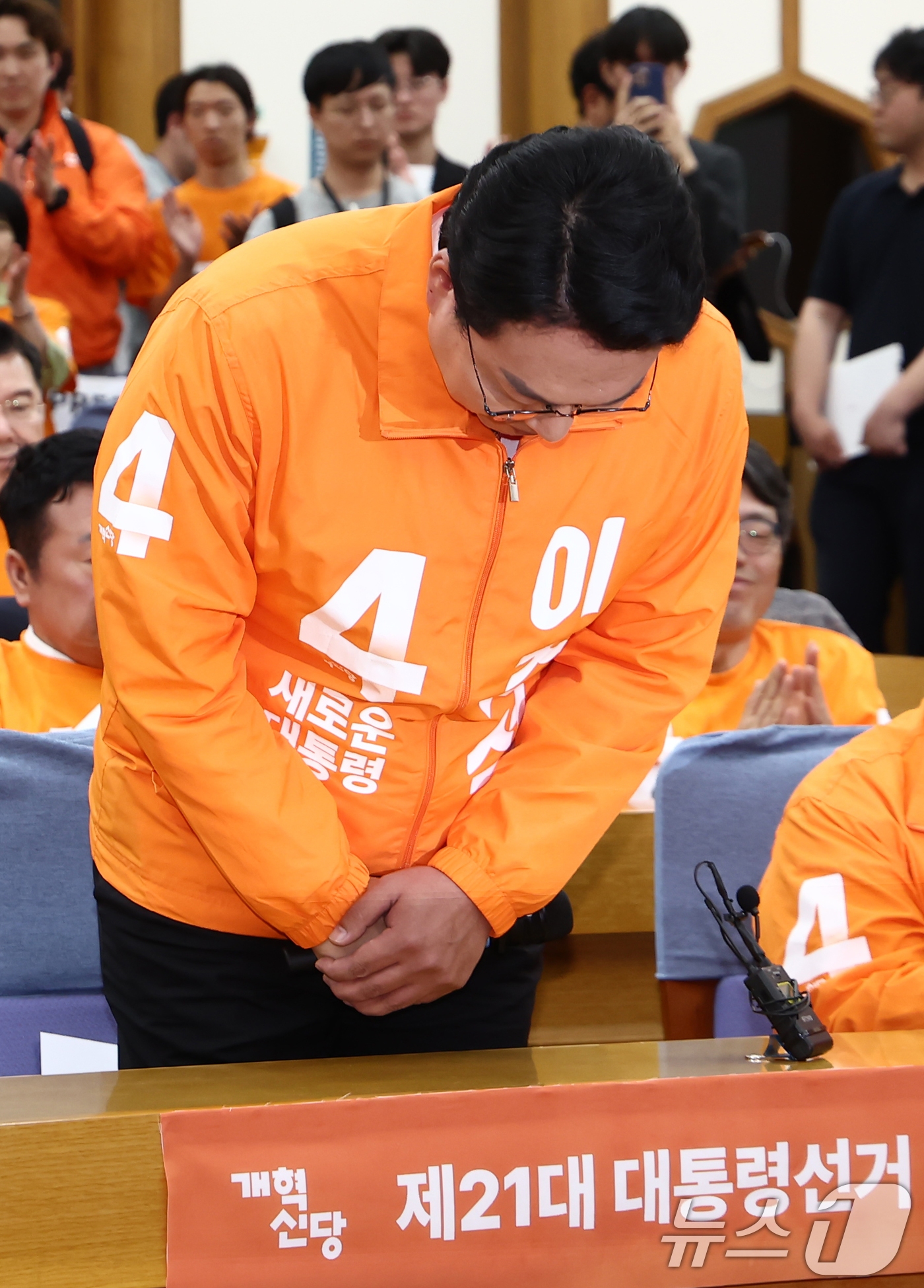 (서울=뉴스1) 김민지 기자 = 천하람 개혁신당 상임선대위원장이 3일 서울 여의도 국회 의원회관에 마련된 제21대 대통령선거 개표상황실에서 이준석 후보에 대한 7%대 출구조사 예측 …