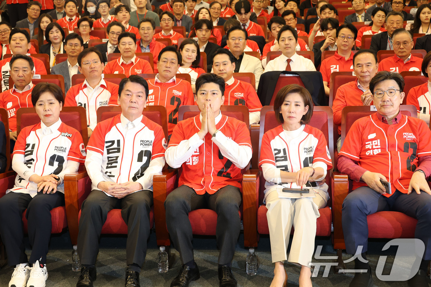 (서울=뉴스1) 이광호 기자 = 김용태 국민의힘 비상대책위원장과 권성동 원내대표를 비롯한 공동선거대책위원장들이 3일 오후 서울 여의도 국회 도서관에 마련된 제21대 대통령선거개표상 …