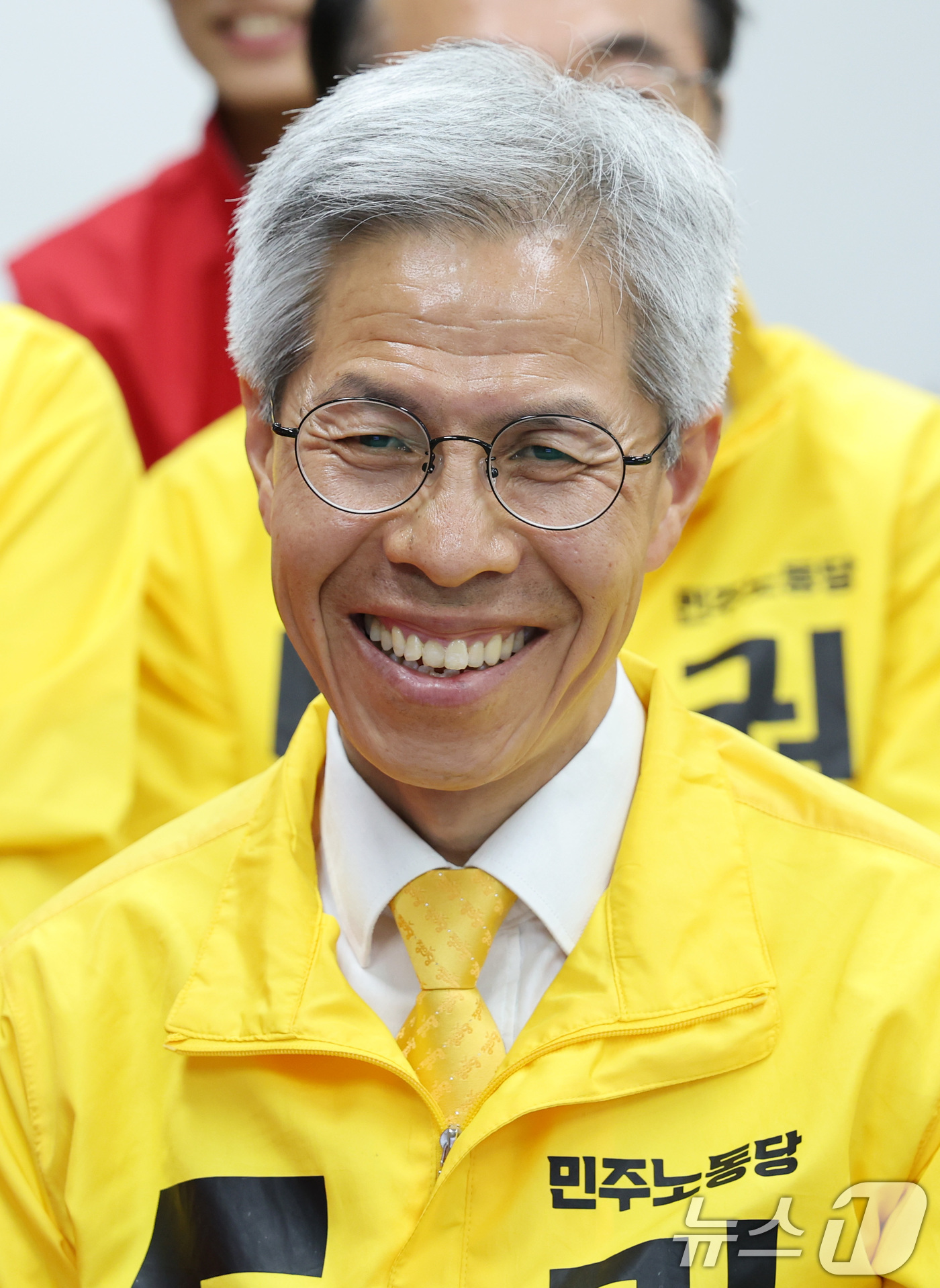 (서울=뉴스1) 이동해 기자 = 권영국 민주노동당 대통령 후보가 3일 서울시 구로구 선거캠프에 마련된 제21대 대통령선거 개표상황실에서 출구조사 결과를 지켜보고 있다. 2025.6 …