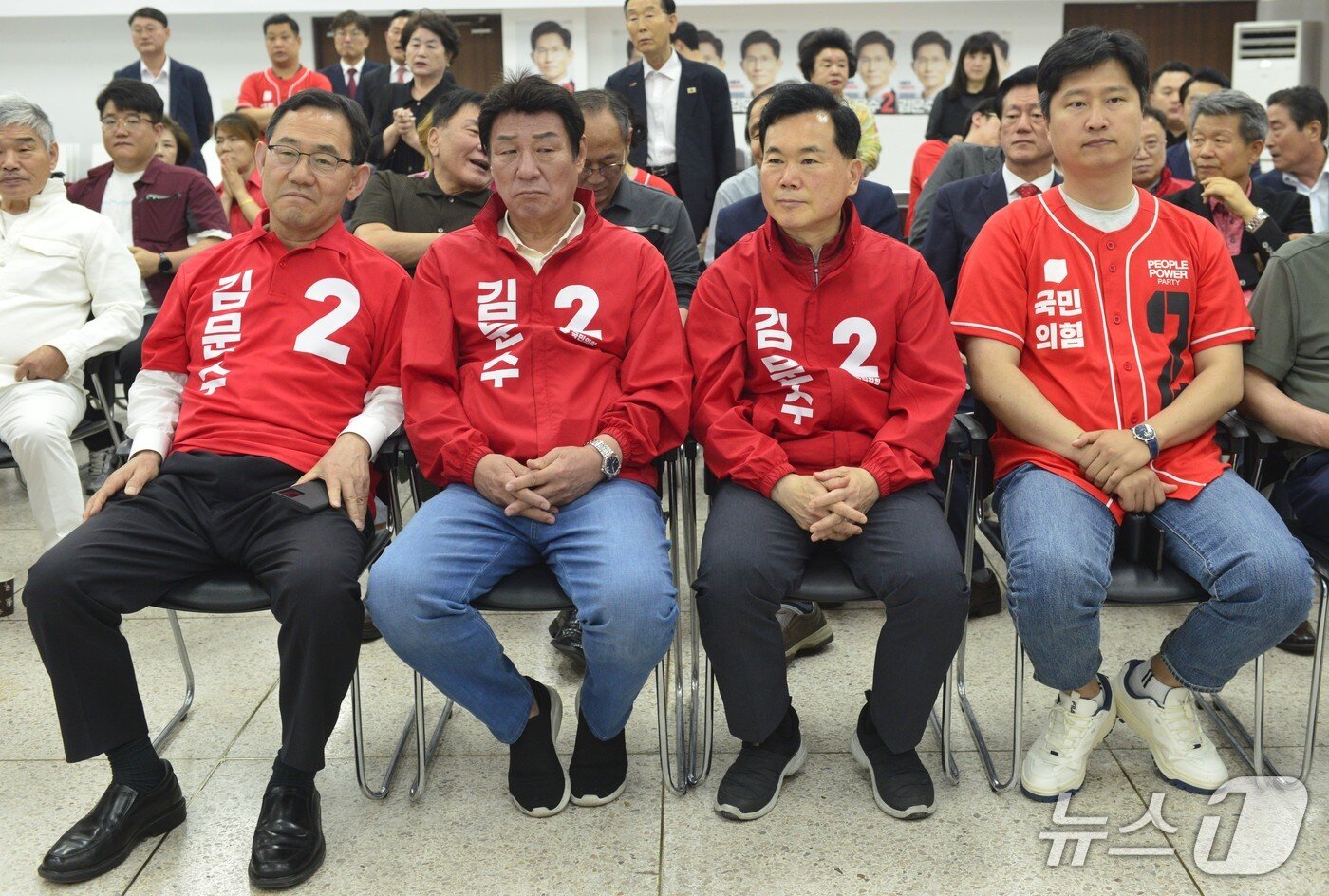 본문 이미지 - 3일 대구 수성구 범어동 국민의힘 대구시당 대강당에서 대구를 지역구로 둔 의원들이 대선 출구조사 결과를 지켜보고 있다. 2025.6.3/뉴스1 이성덕 기자