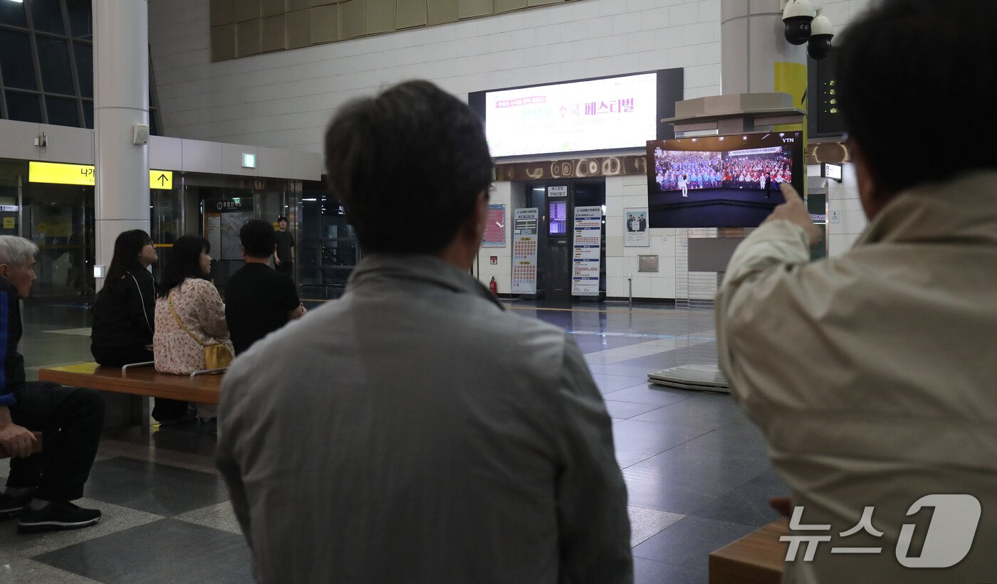 본문 이미지 - 3일 울산 남구 태화강역에서 시민들이 제21대 대통령선거 출구조사 결과 방송을 지켜보고 있다.2025.6.3/뉴스1 ⓒNews1 김지혜 기자