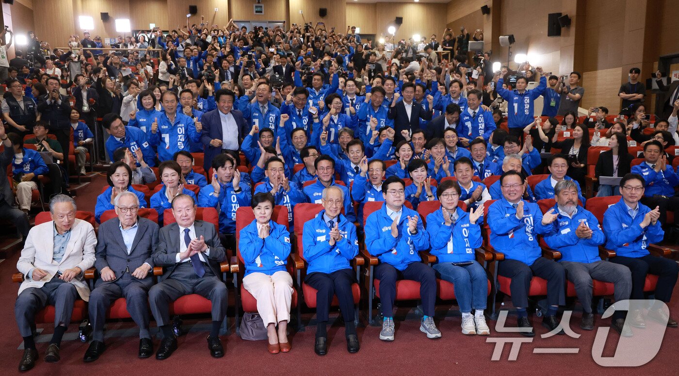 본문 이미지 - 윤여준·박찬대 더불어민주당 상임 총괄선대위원장을 비롯한 공동선대위원장들이 3일 서울 여의도 국회 의원회관에 마련된 제21대 대통령선거 개표 상황실에서 출구조사 결과 발표가 나오자 기뻐하고 있다. &#40;공동취재&#41; 2025.6.3/뉴스1 ⓒ News1 안은나 기자