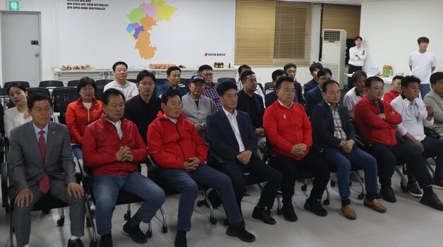 본문 이미지 - 국민의힘 충북도당 관계자들이 3일 오후 충북 청주시 흥덕구 국민의힘 충북도당 사무실에서 21대 대통령선거 출구조사 방송을 지켜보고 있다. 2025.6.3/뉴스1 ⓒ News1 박건영 기자