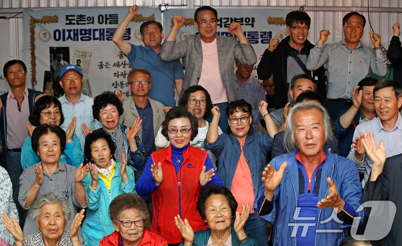 (안동=뉴스1) 공정식 기자 = 제21대 대통령 선거일인 3일 오후 이재명 더불어민주당 대통령 후보의 고향인 경북 안동시 예안면 도촌리 경로당에 모여 있던 주민들이 투표 종료 후 …