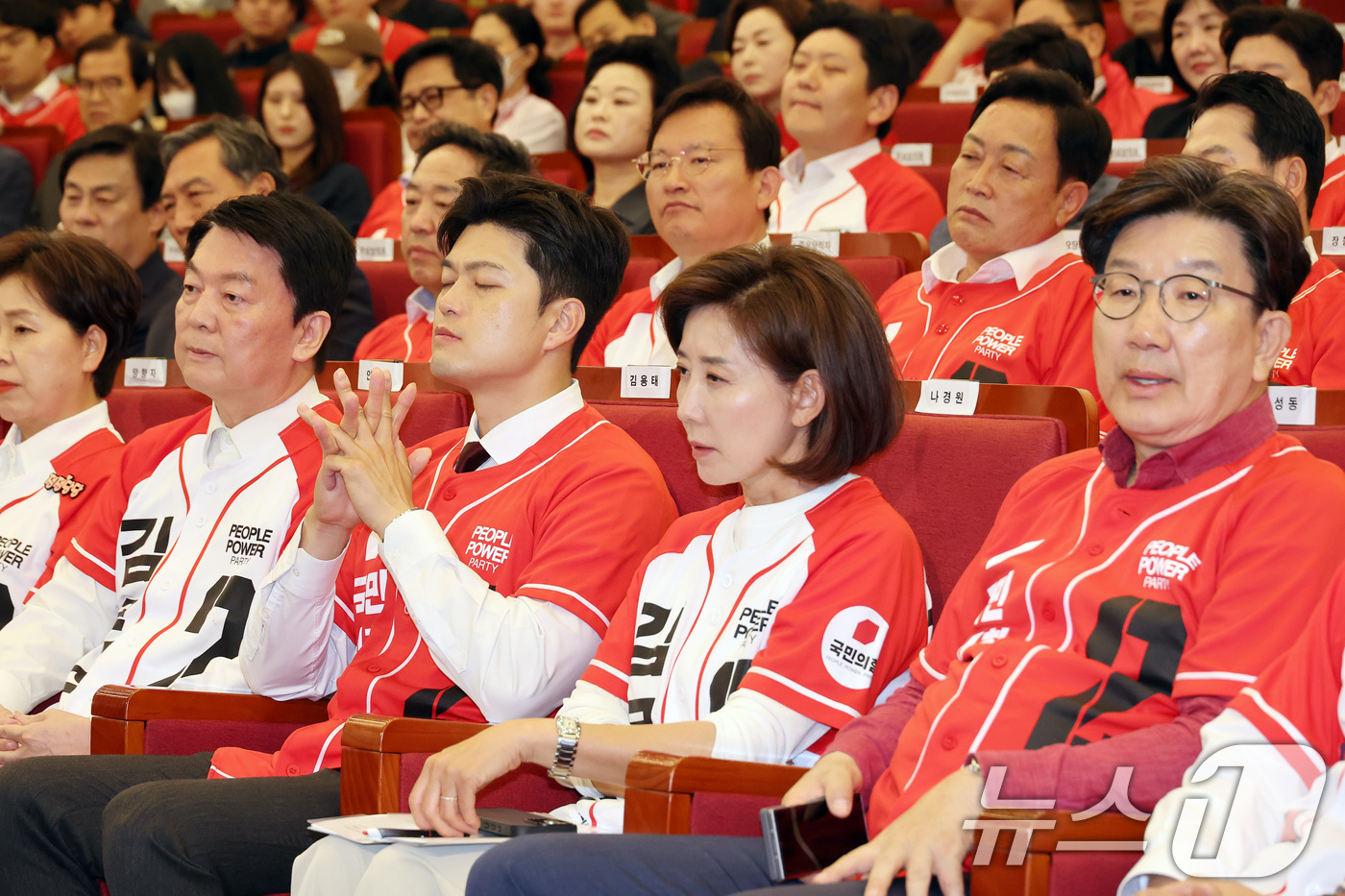 (서울=뉴스1) 이광호 기자 = 김용태 국민의힘 비상대책위원장을 비롯한 의원들이3일 오후 서울 여의도 국회 도서관에 마련된 제21대 대통령선거개표상황실에서 출구조사 결과를 지켜보고 …